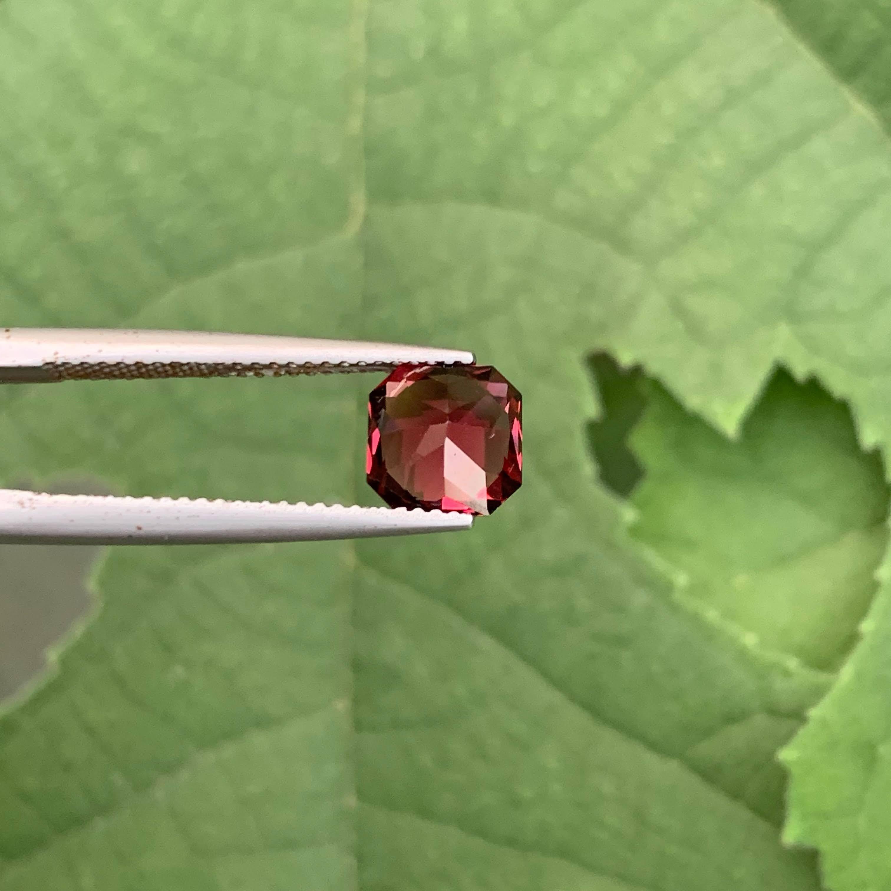 2.50 Carat Natural Loose Bright Red Garnet Custom Precision Cut African Gemstone (Grenat rouge brillant en vrac, taillé sur mesure) en vente 1
