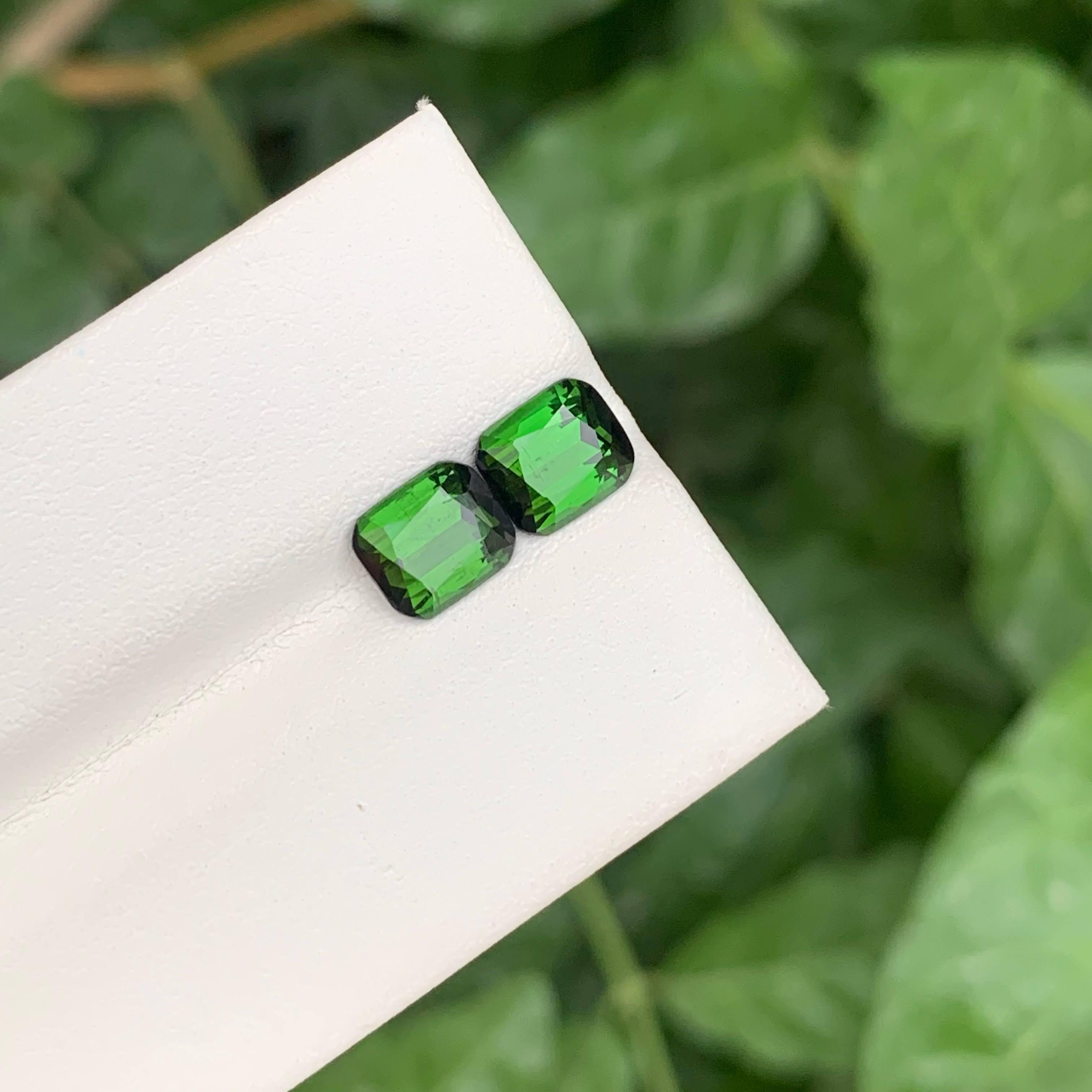 Moderne 2.50 Carat Natural Loose Deep Green Tourmaline Pair Cushion Cut Afghan Gemstone (pierre précieuse afghane) en vente