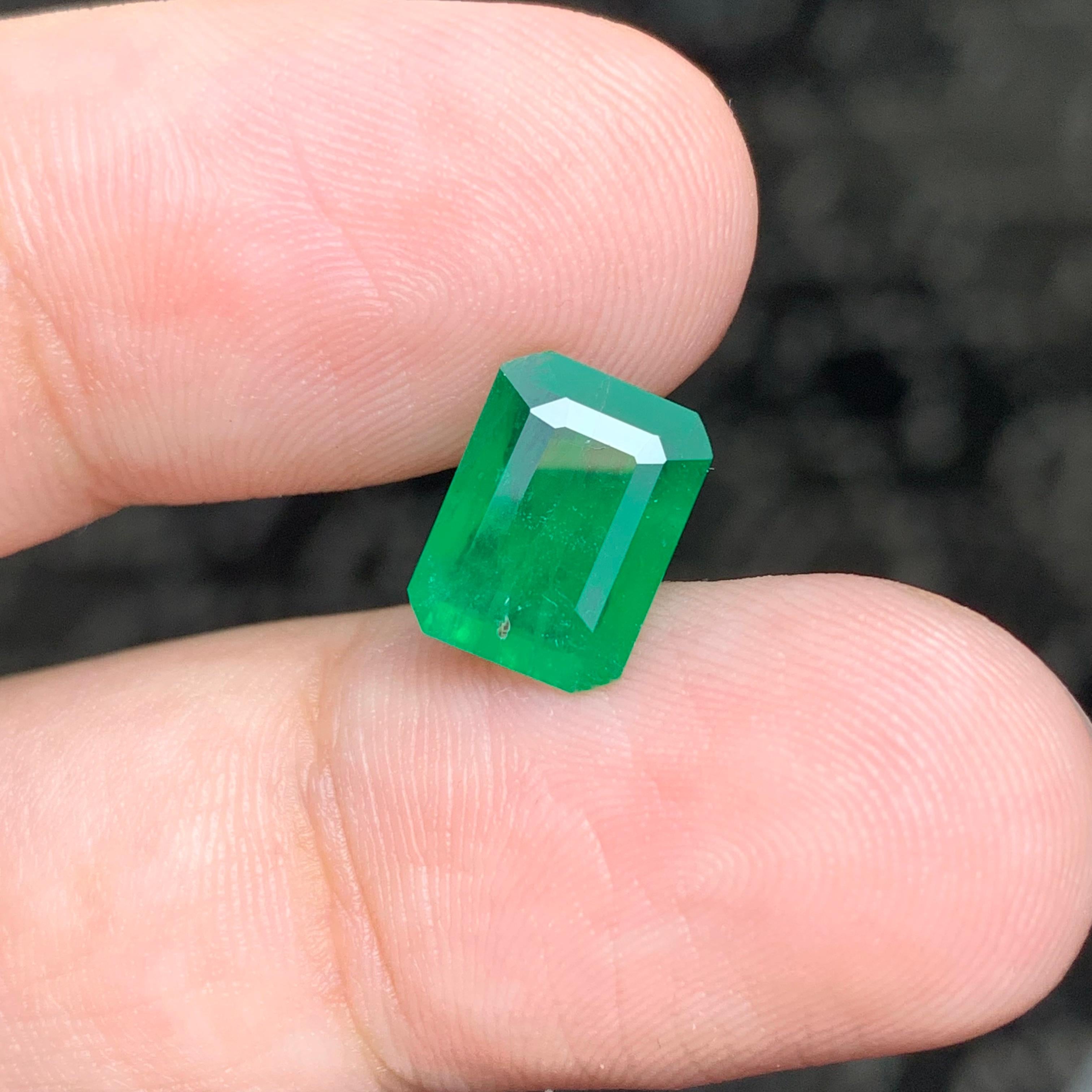 AA Quality 2.50 Carat Natural Loose Emerald Ring Gemstone Swat Pakistan Mine In New Condition For Sale In Peshawar, PK