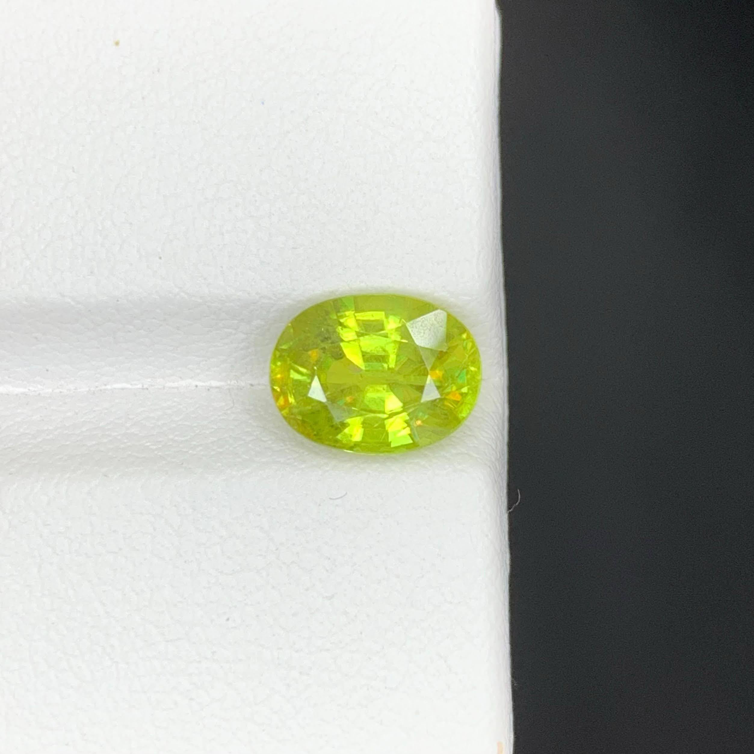 Peso 2,50 quilates
Dimensiones 9,3x7,1x4,9 mm
Tratamiento Ninguno 
Origen Madagascar 
Claridad SI
Forma Corte Oval 




Esta impresionante Esfena Verde natural de Madagascar de 2,50 quilates cautiva por su vibrante tono verde claro y su notable