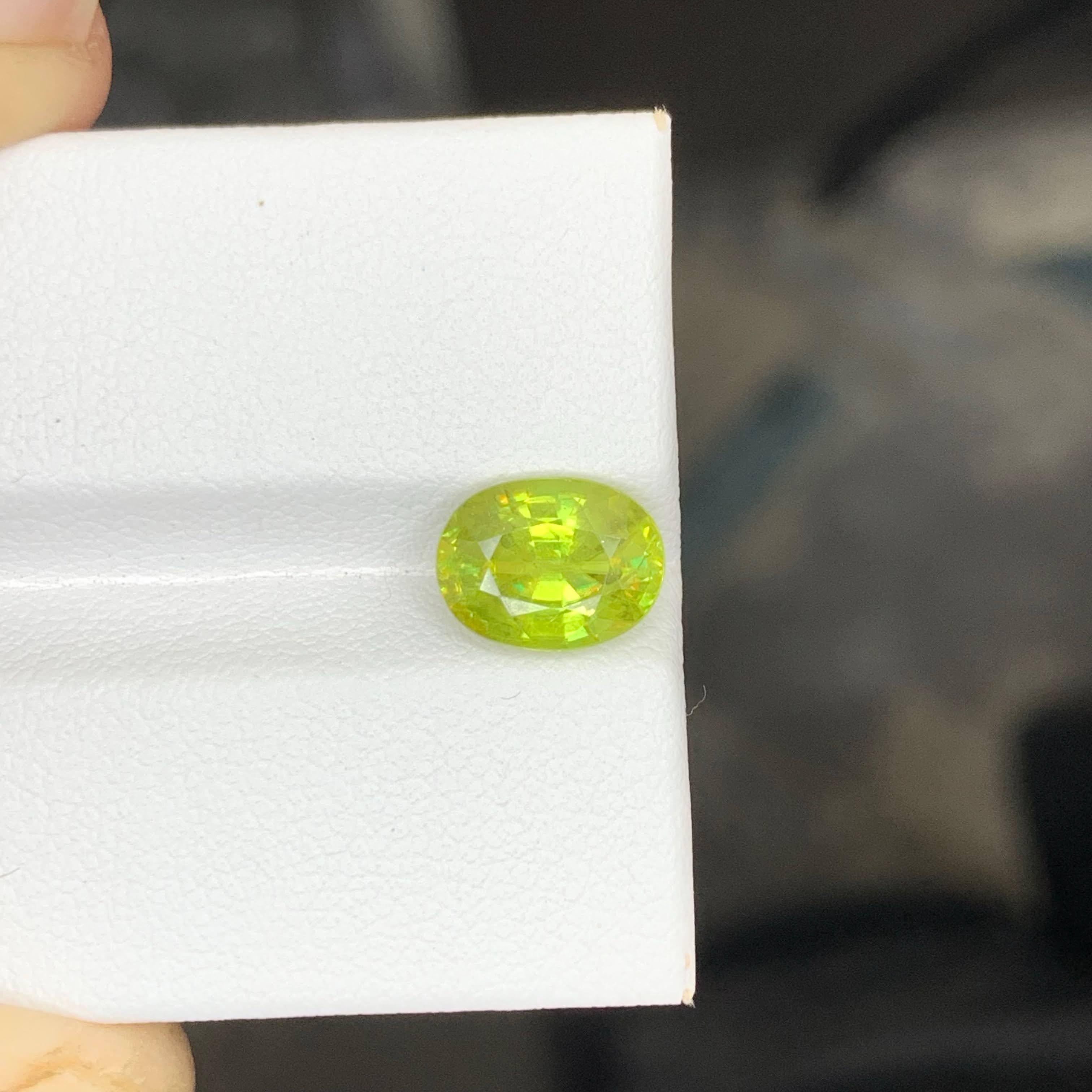 Piedra verde esfena suelta natural de 2,50 quilates con forma ovalada de Madagascar Moderno en venta