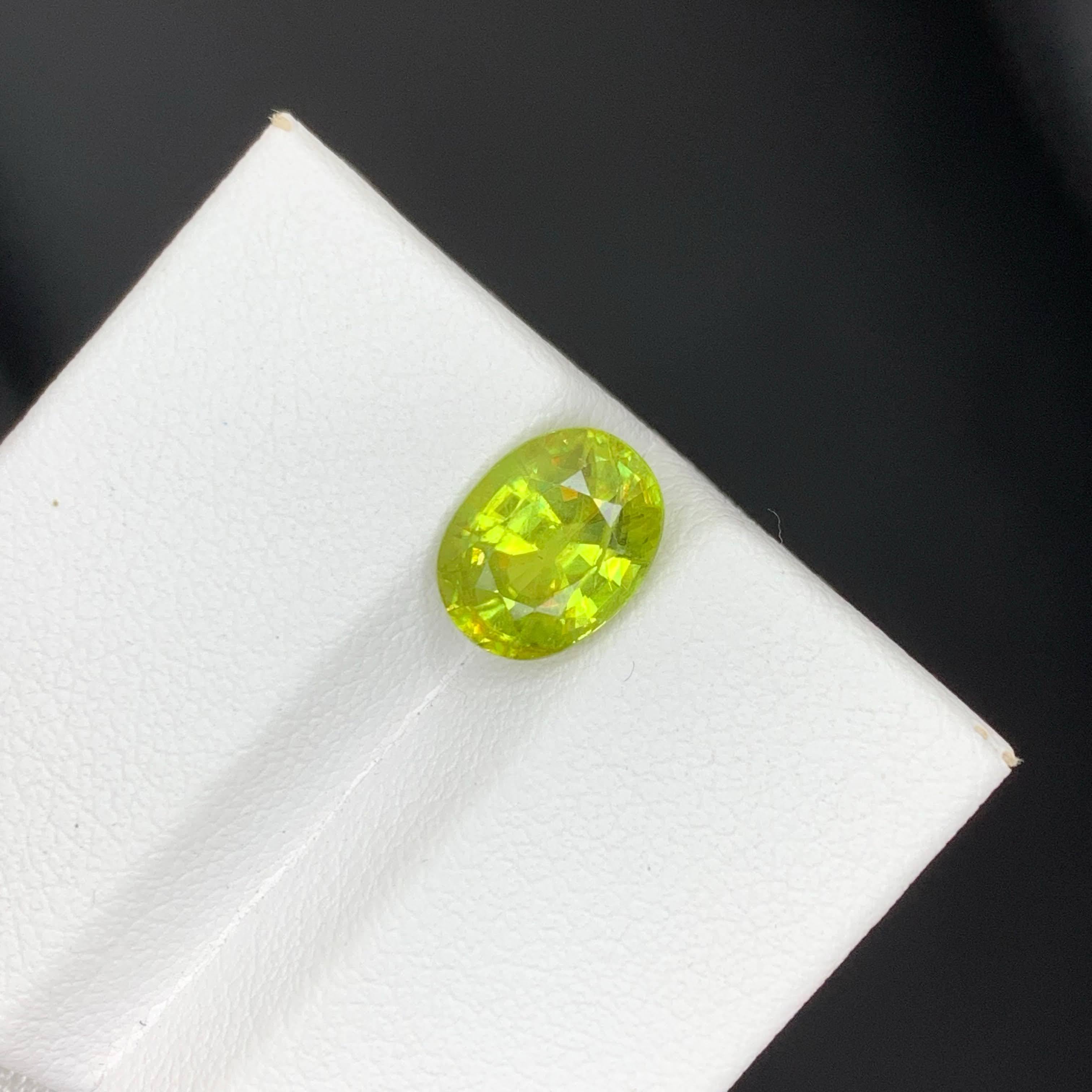 Piedra verde esfena suelta natural de 2,50 quilates con forma ovalada de Madagascar Corte oval en venta