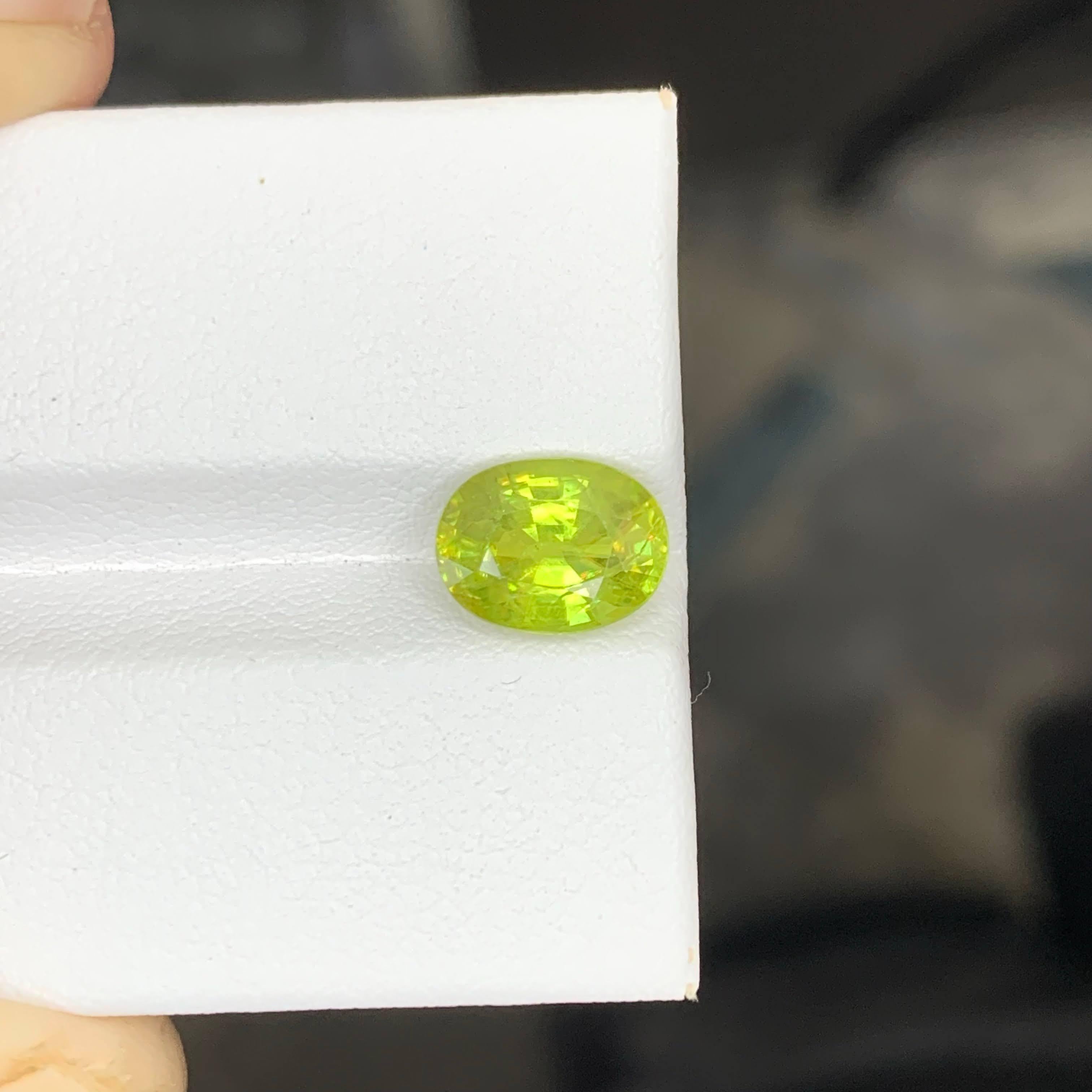 Piedra verde esfena suelta natural de 2,50 quilates con forma ovalada de Madagascar en Nuevo estado para la venta en Bangkok, TH