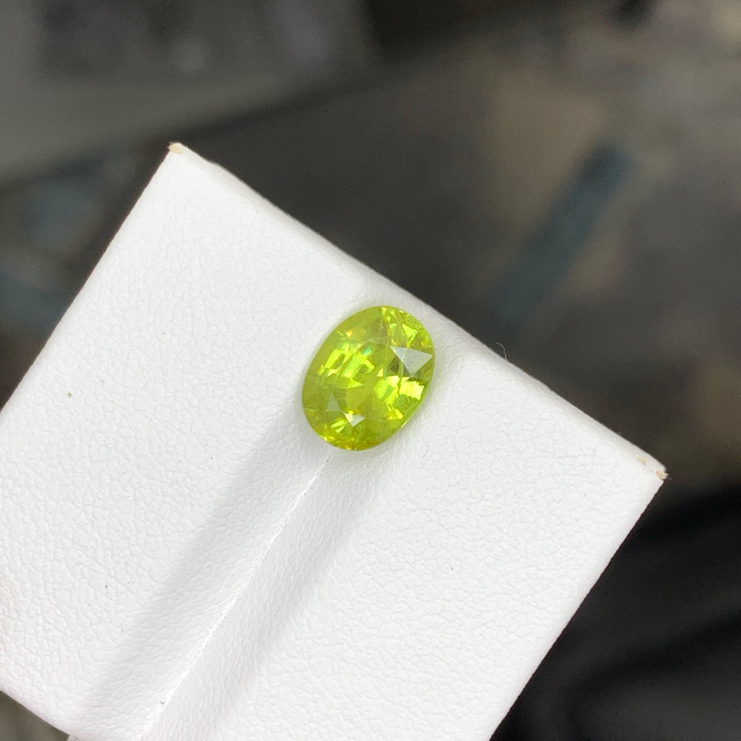 Femenino o masculino Piedra verde esfena suelta natural de 2,50 quilates con forma ovalada de Madagascar en venta