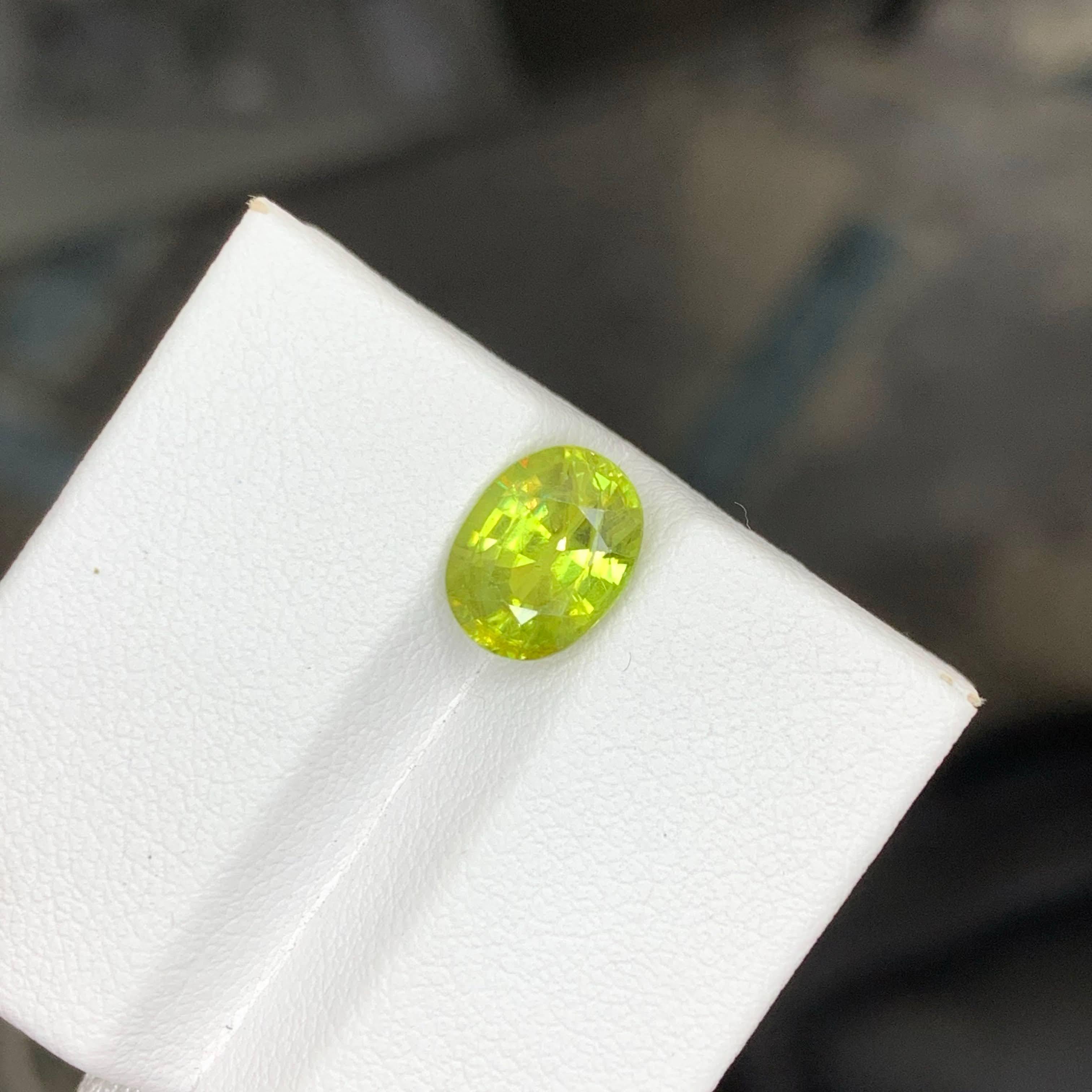 Piedra verde esfena suelta natural de 2,50 quilates con forma ovalada de Madagascar en venta 1