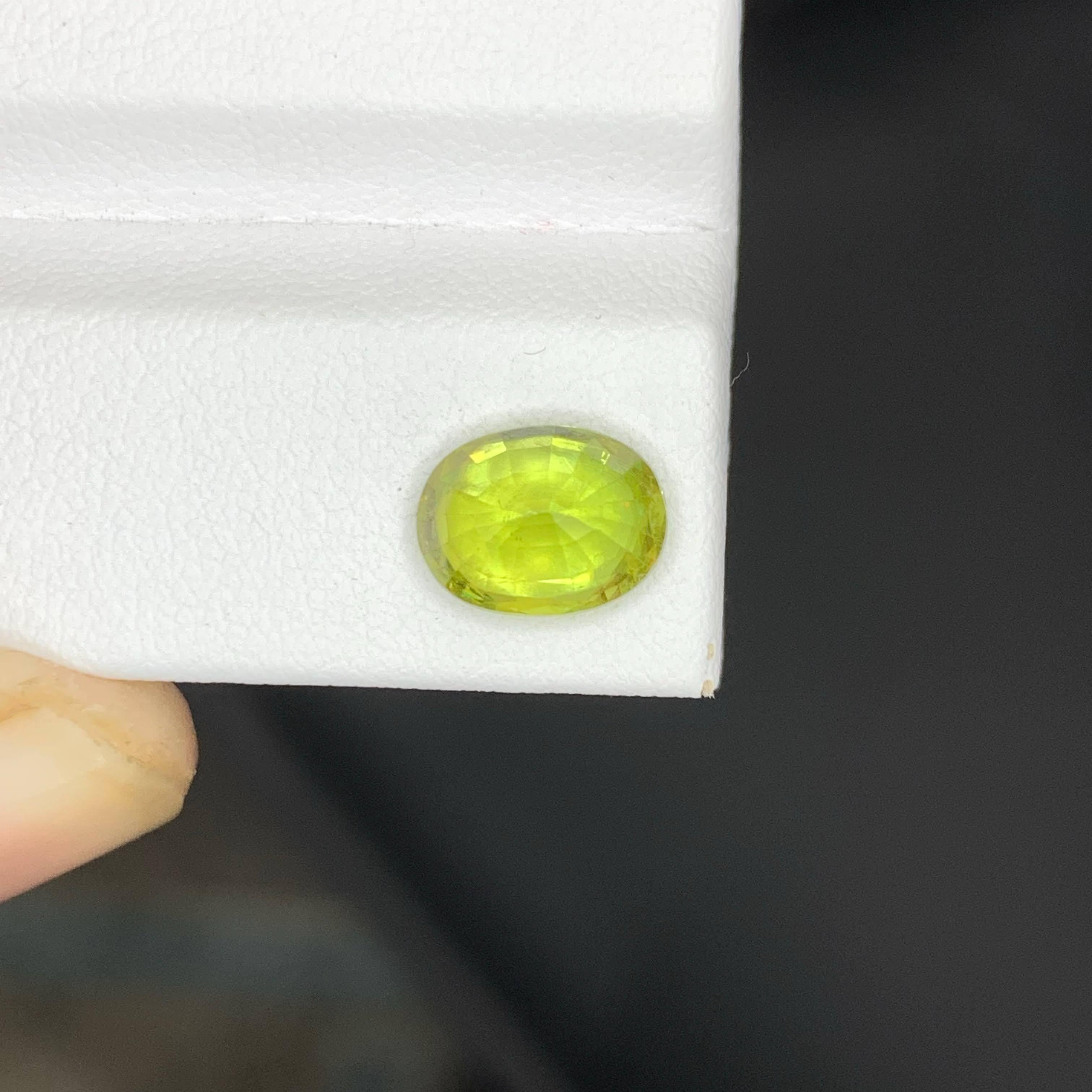 Piedra verde esfena suelta natural de 2,50 quilates con forma ovalada de Madagascar en venta 2