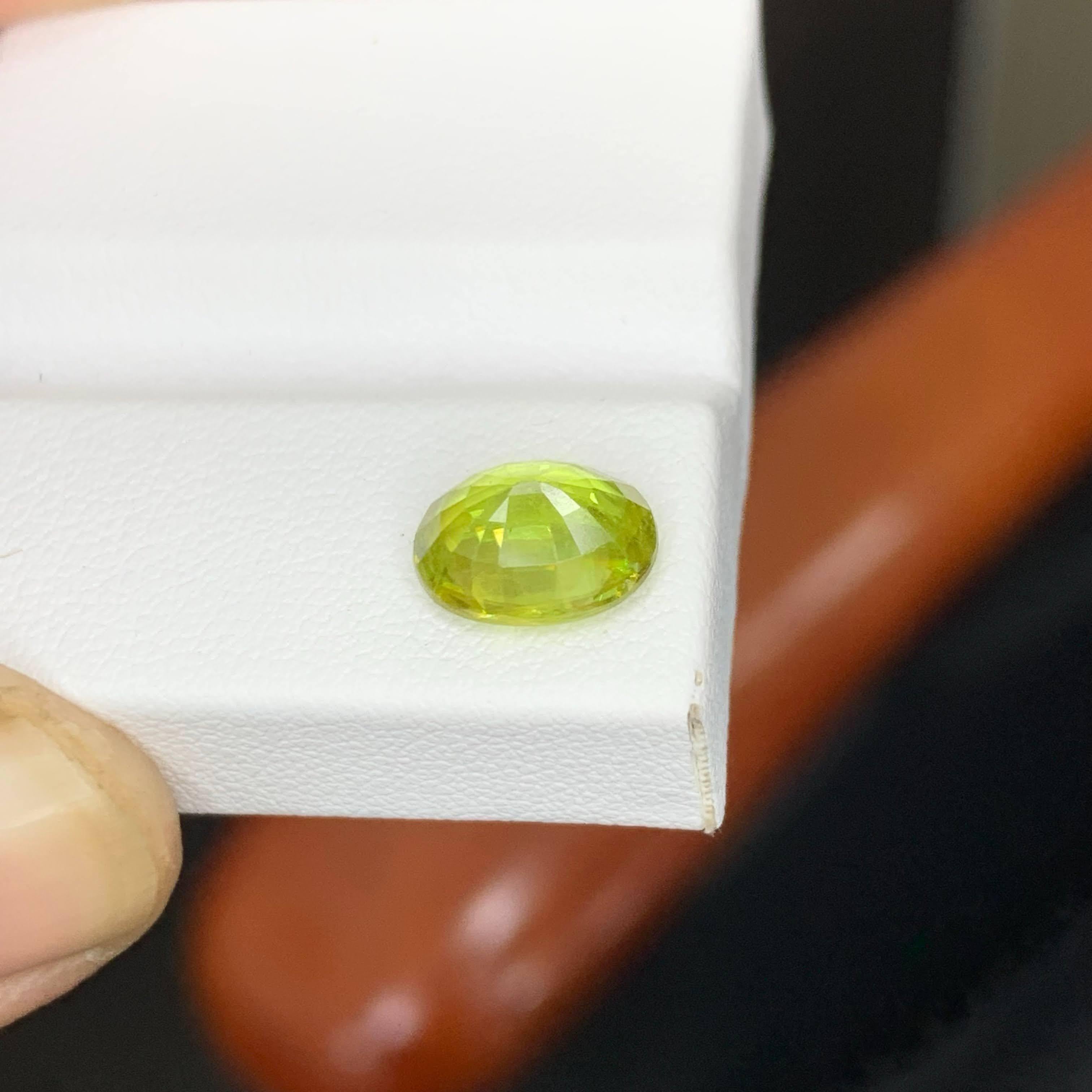 Piedra verde esfena suelta natural de 2,50 quilates con forma ovalada de Madagascar en venta 3