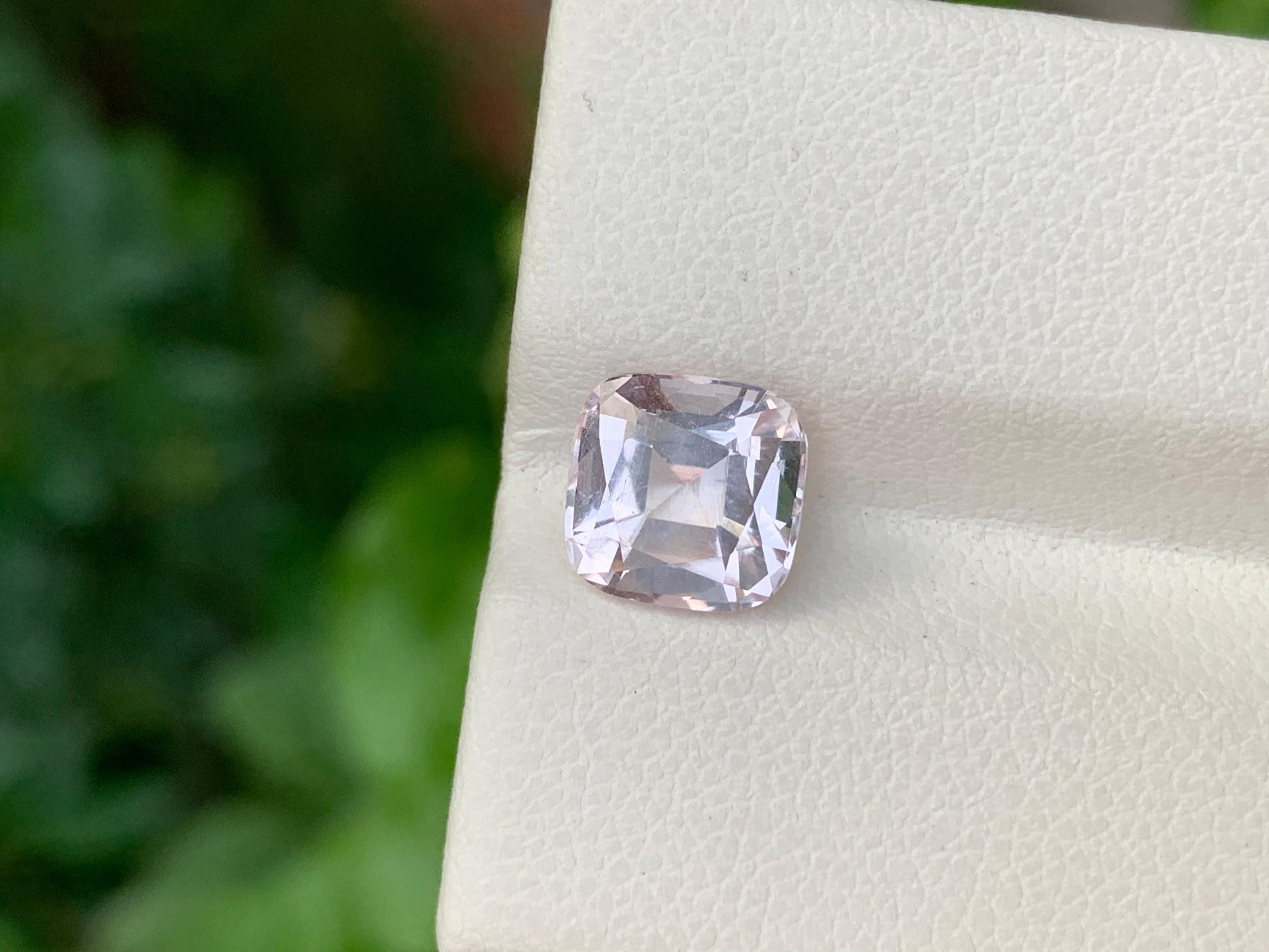 2.50 Carat Natural Loose Light Pink Tourmaline Cushion Shape Gem For Jewellery (Tourmaline rose pâle en forme de coussin pour bijoux) Unisexe en vente
