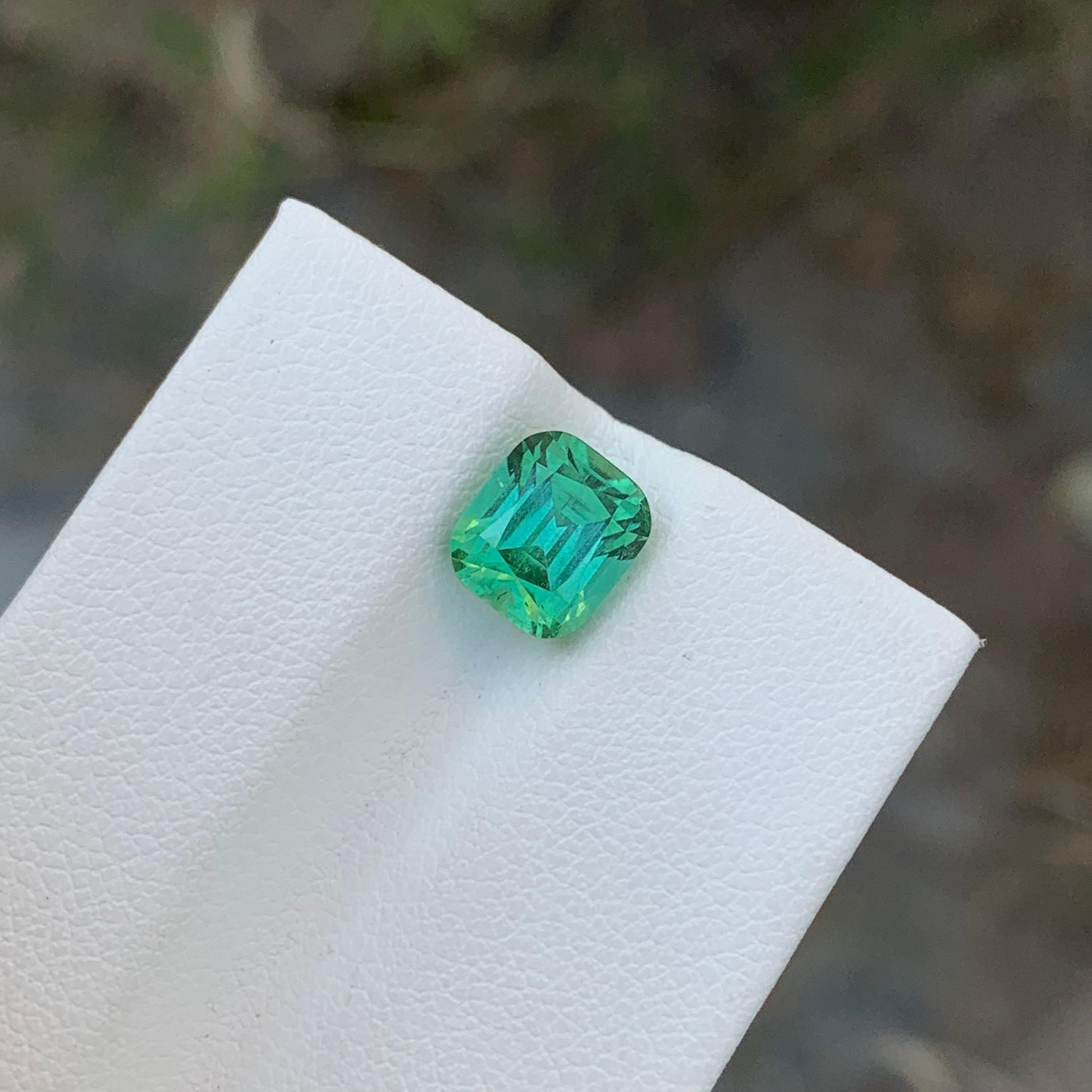 Arts and Crafts Tourmaline verte menthe naturelle non sertie de 2.50 carat en forme de coussin pour bague en vente