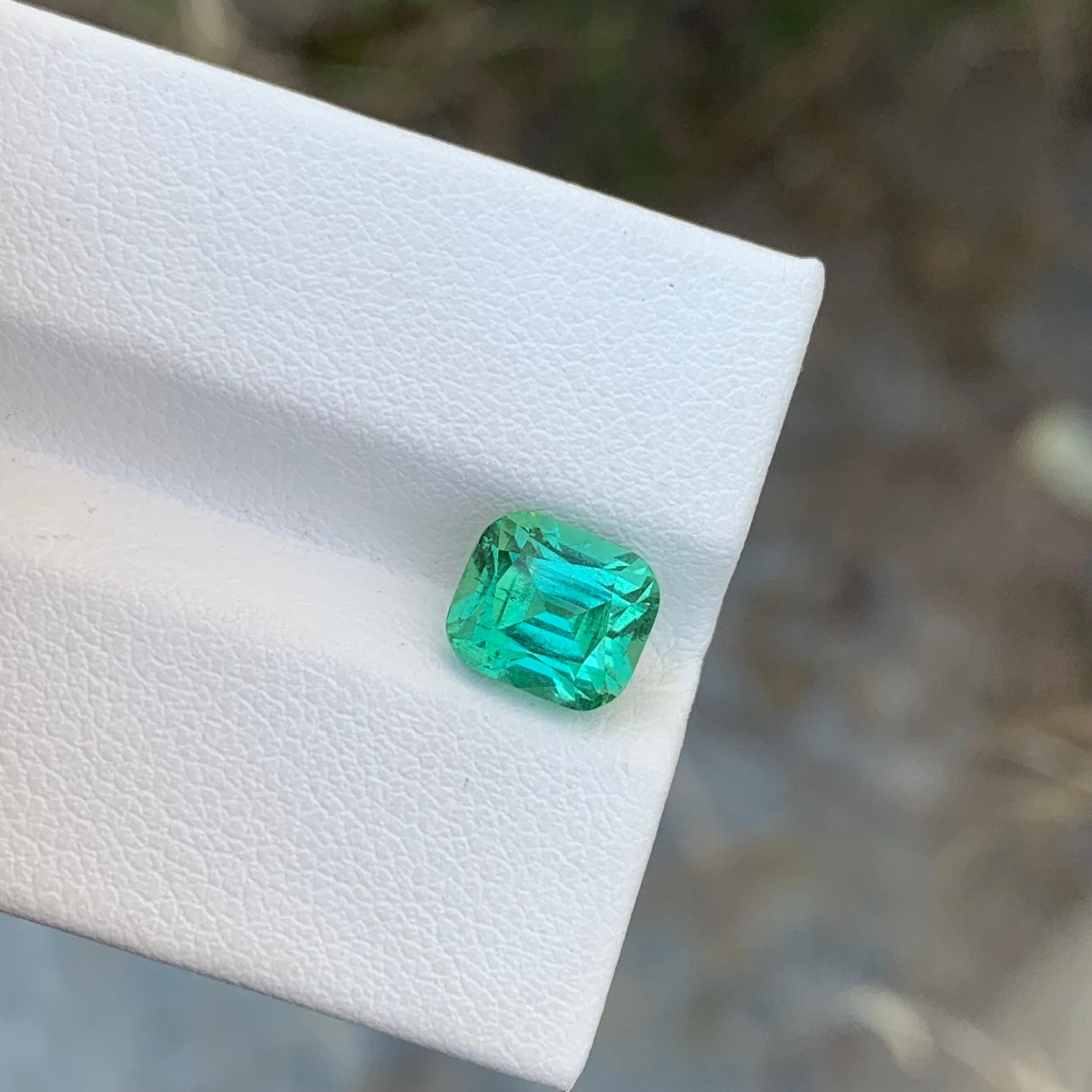 Tourmaline verte menthe naturelle non sertie de 2.50 carat en forme de coussin pour bague Neuf - En vente à Peshawar, PK