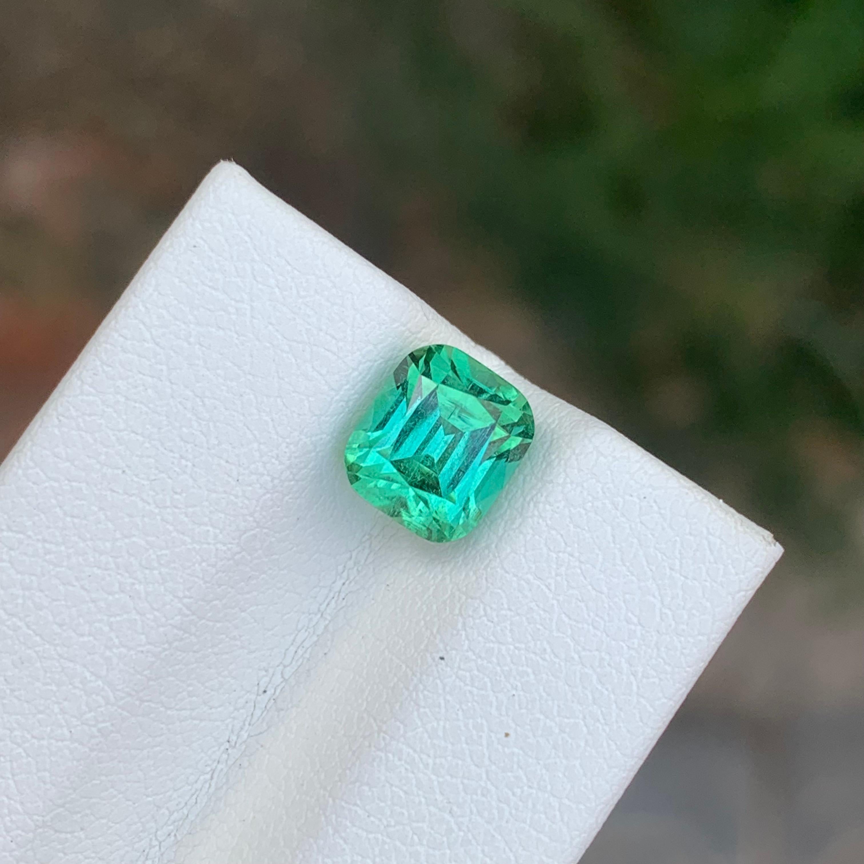 Gema natural suelta de turmalina verde menta en forma de cojín de 2.50 quilates Artes y manualidades en venta