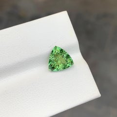 Pierre précieuse en forme de trillion, tourmaline verte menthe naturelle non sertie de 2,50 carats