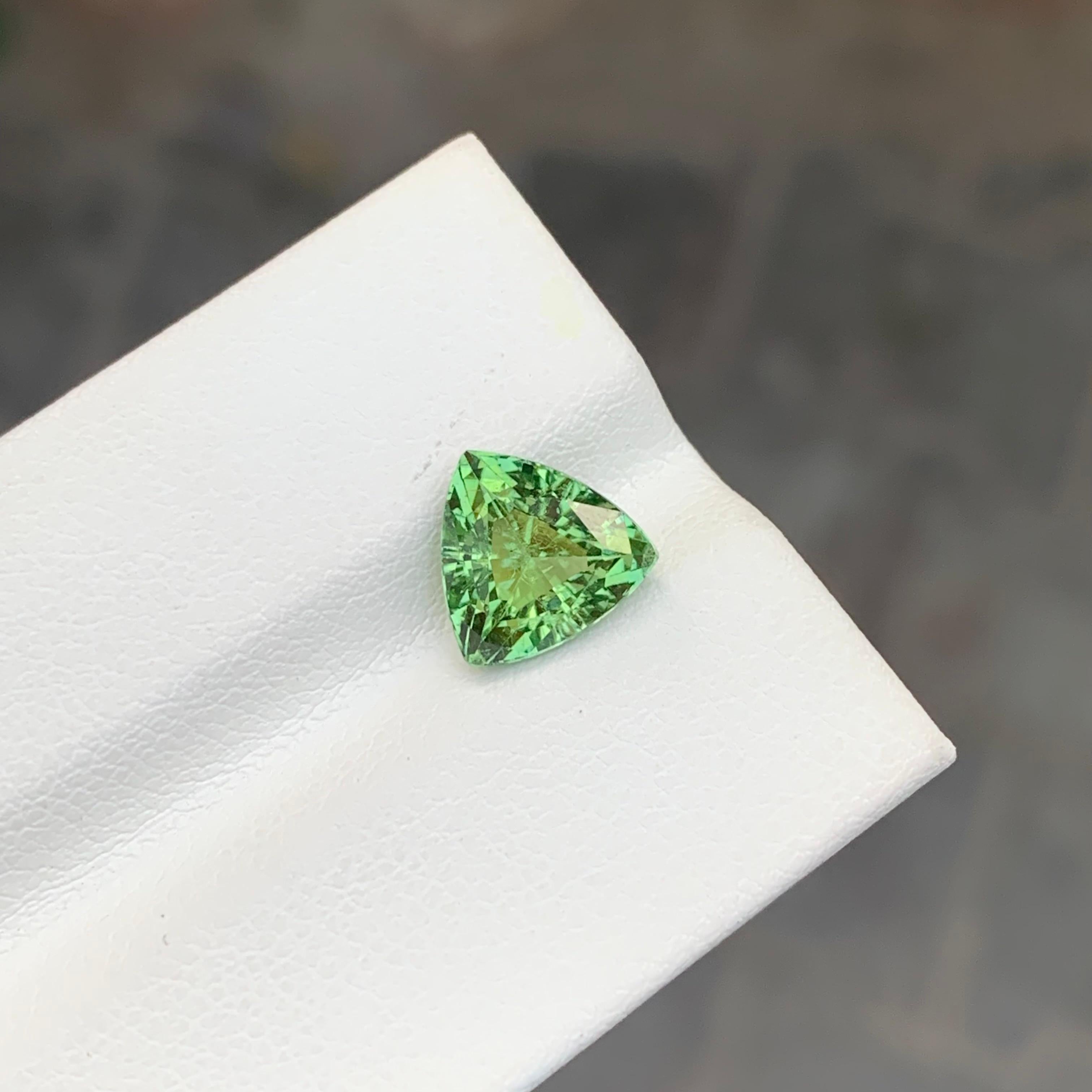 Gema suelta de turmalina verde menta en forma de trillón de 2,50 quilates naturales Artes y manualidades en venta