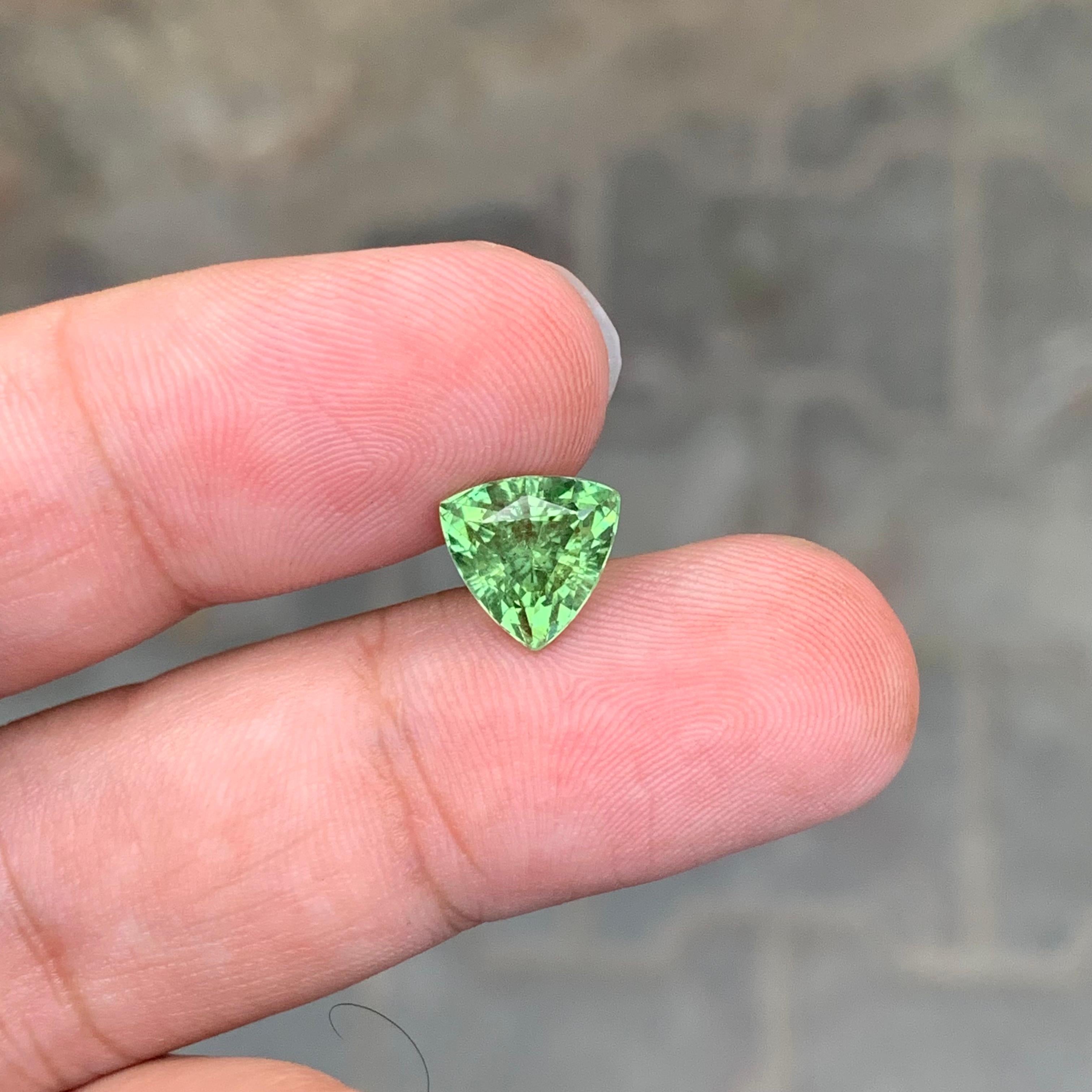 Femenino o masculino Gema suelta de turmalina verde menta en forma de trillón de 2,50 quilates naturales en venta
