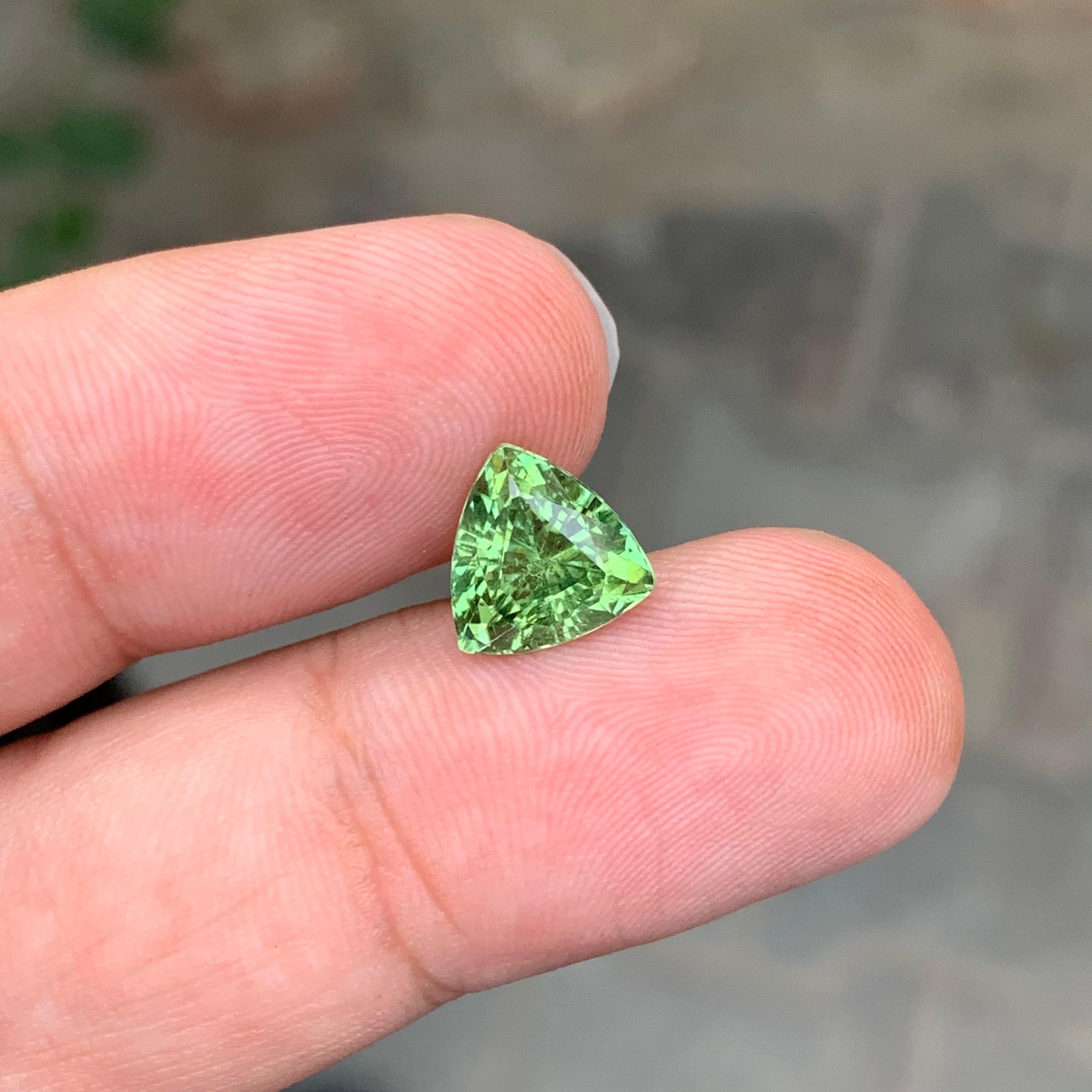 Gema suelta de turmalina verde menta en forma de trillón de 2,50 quilates naturales en venta 1