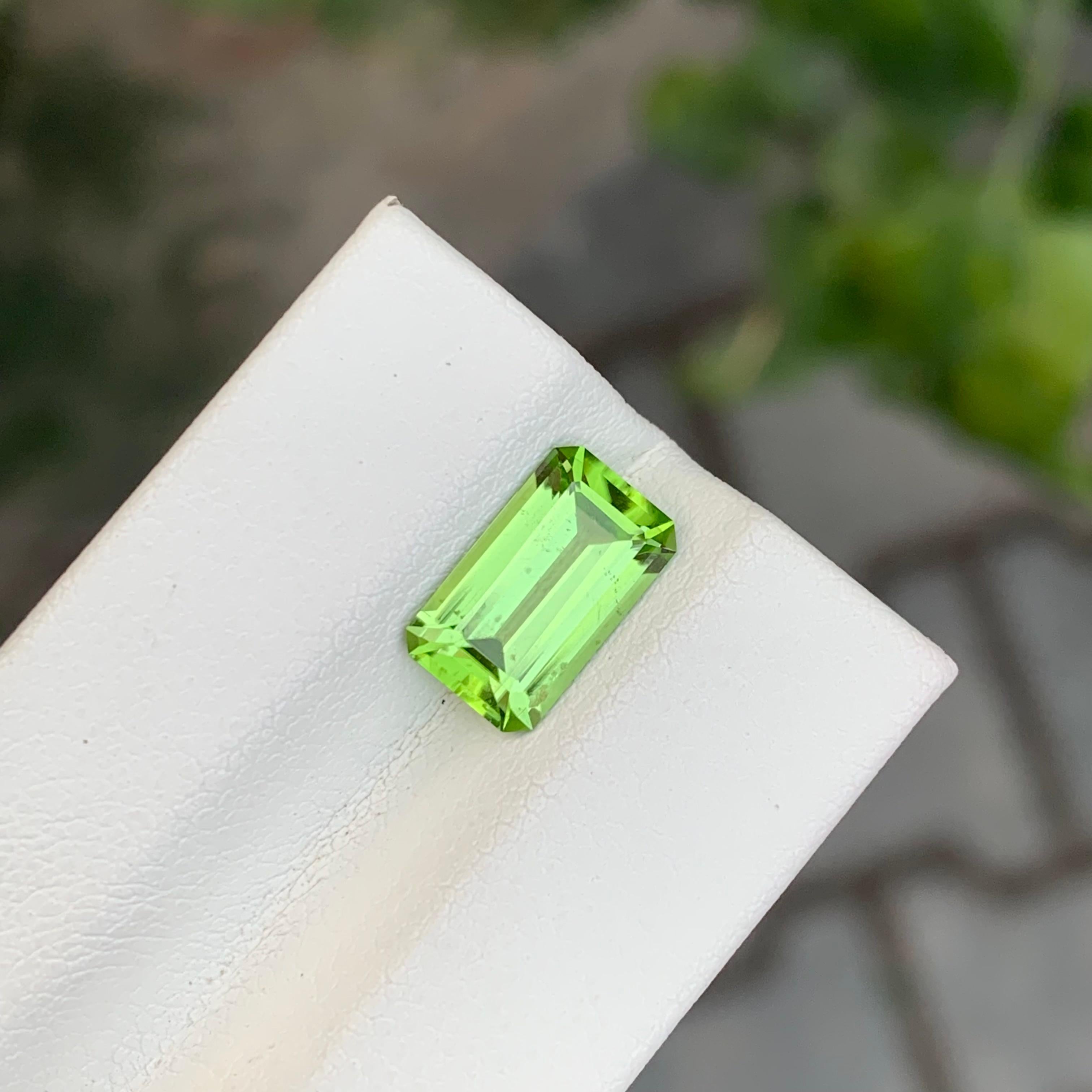 2.50 Karat natürlicher loser Peridot Smaragd Form Edelstein im Angebot 4