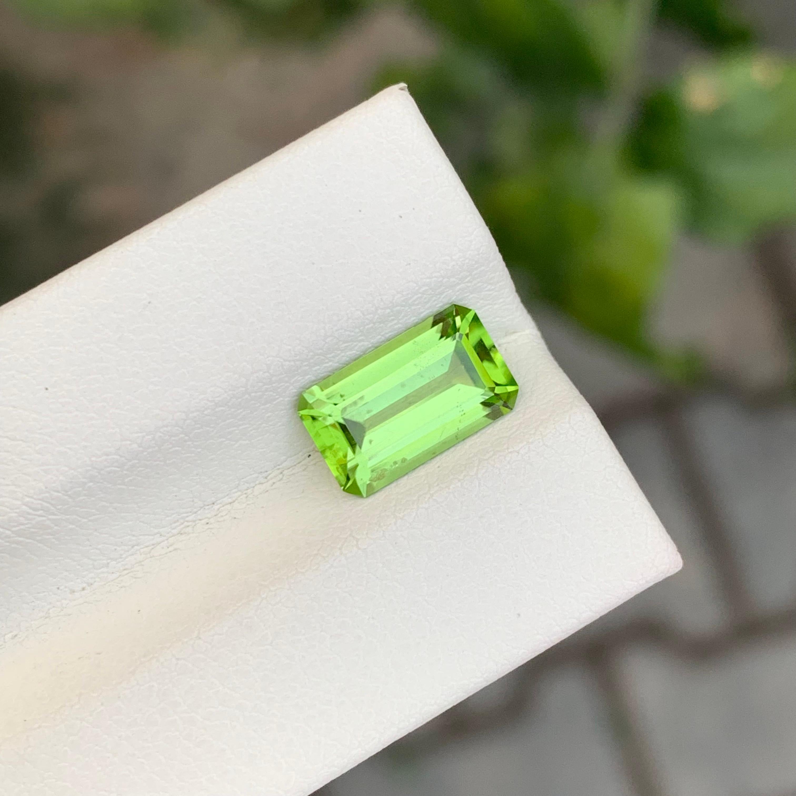 Loser Peridot

Gewicht: 2,50 Karat
Abmessung: 10.8 x 6.4 x 4.1 Mm
Herkunft: Pakistan
Die Form: Smaragd
Farbe: Grün
Behandlung: Nicht

Der pakistanische Peridot ist eine atemberaubende Varietät des grünen Edelsteins Peridot, der für seine