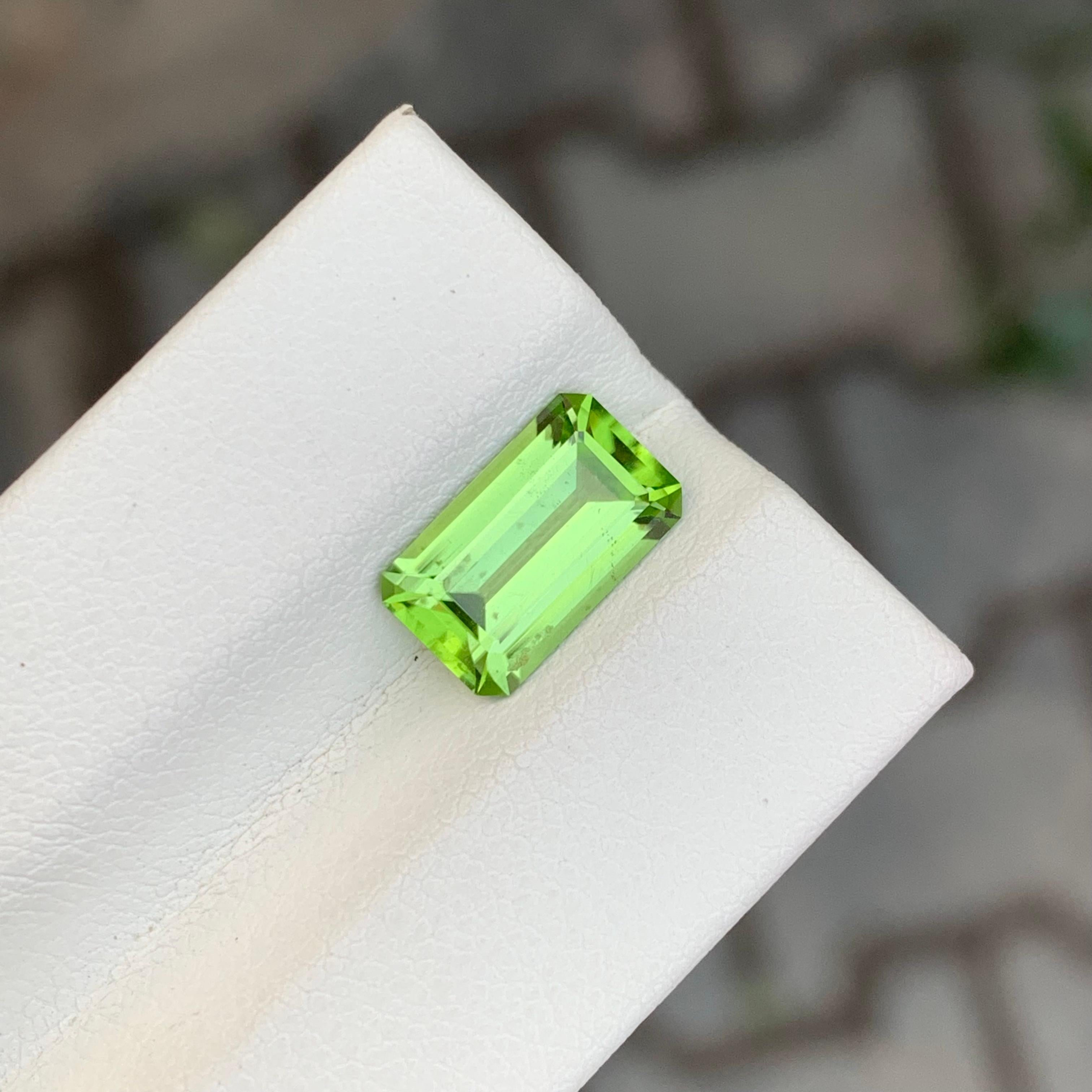 2.50 Karat natürlicher loser Peridot Smaragd Form Edelstein (Arts and Crafts) im Angebot
