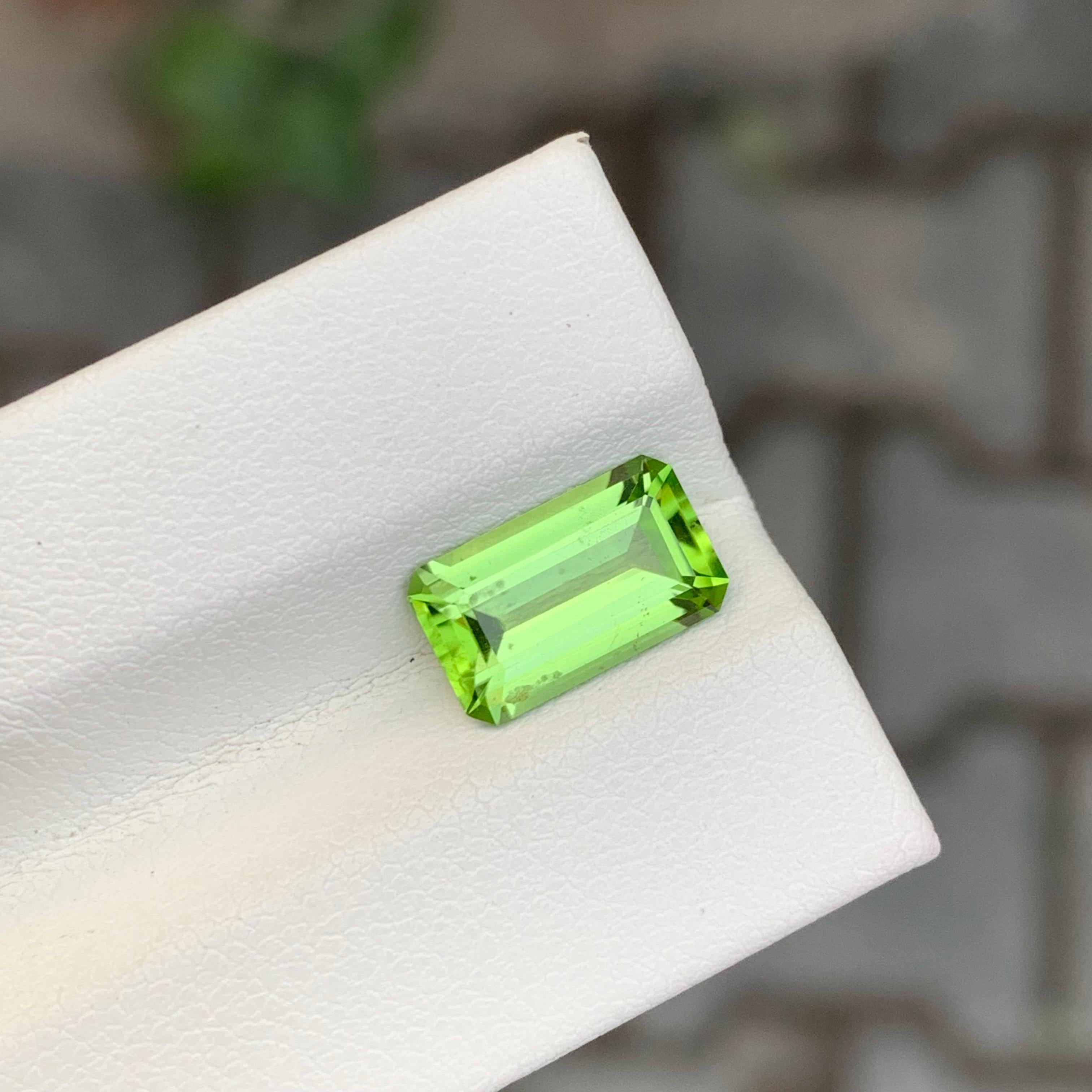 2.50 Karat natürlicher loser Peridot Smaragd Form Edelstein (Smaragdschliff) im Angebot