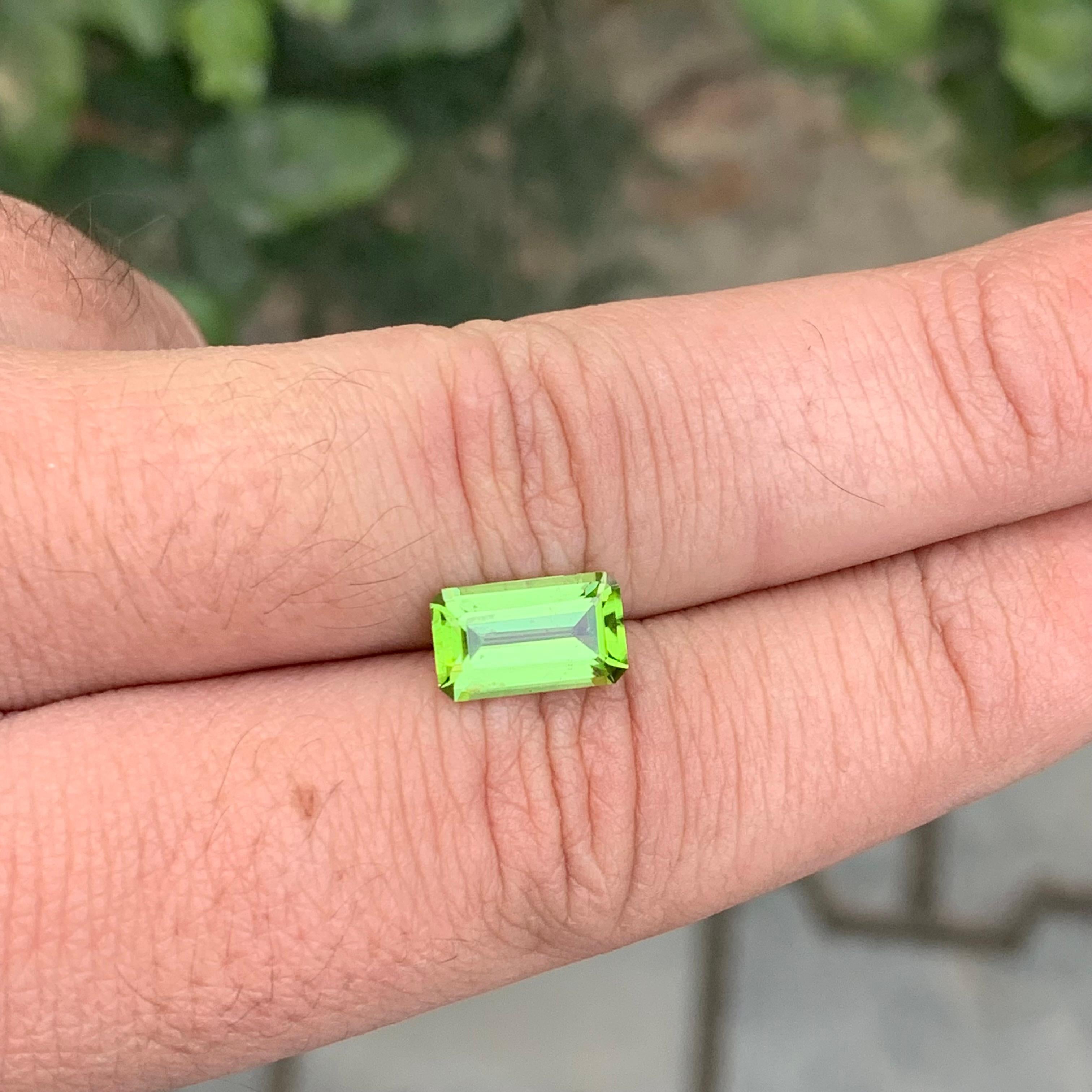 2.50 Karat natürlicher loser Peridot Smaragd Form Edelstein im Zustand „Neu“ im Angebot in Peshawar, PK