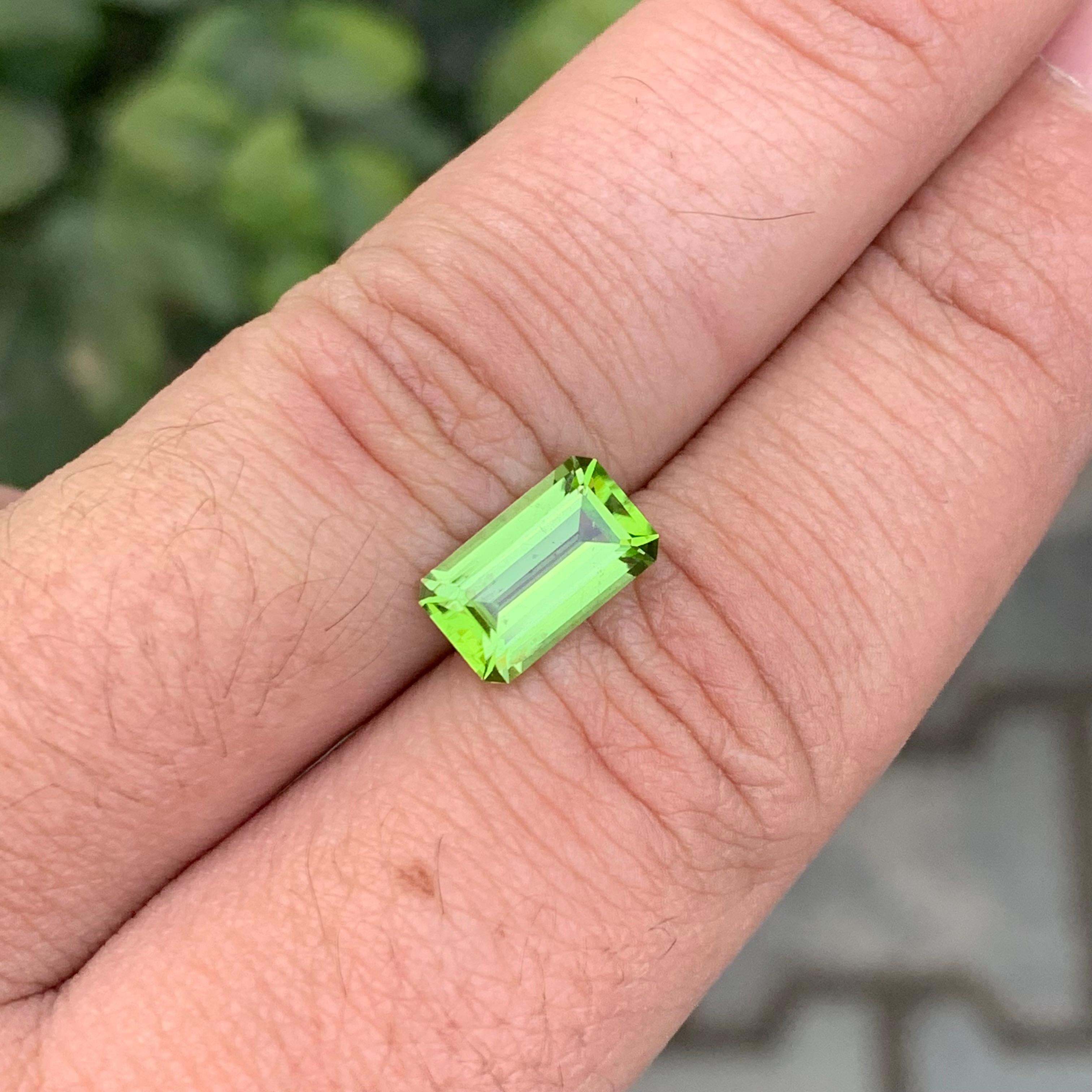 2.50 Karat natürlicher loser Peridot Smaragd Form Edelstein für Damen oder Herren im Angebot