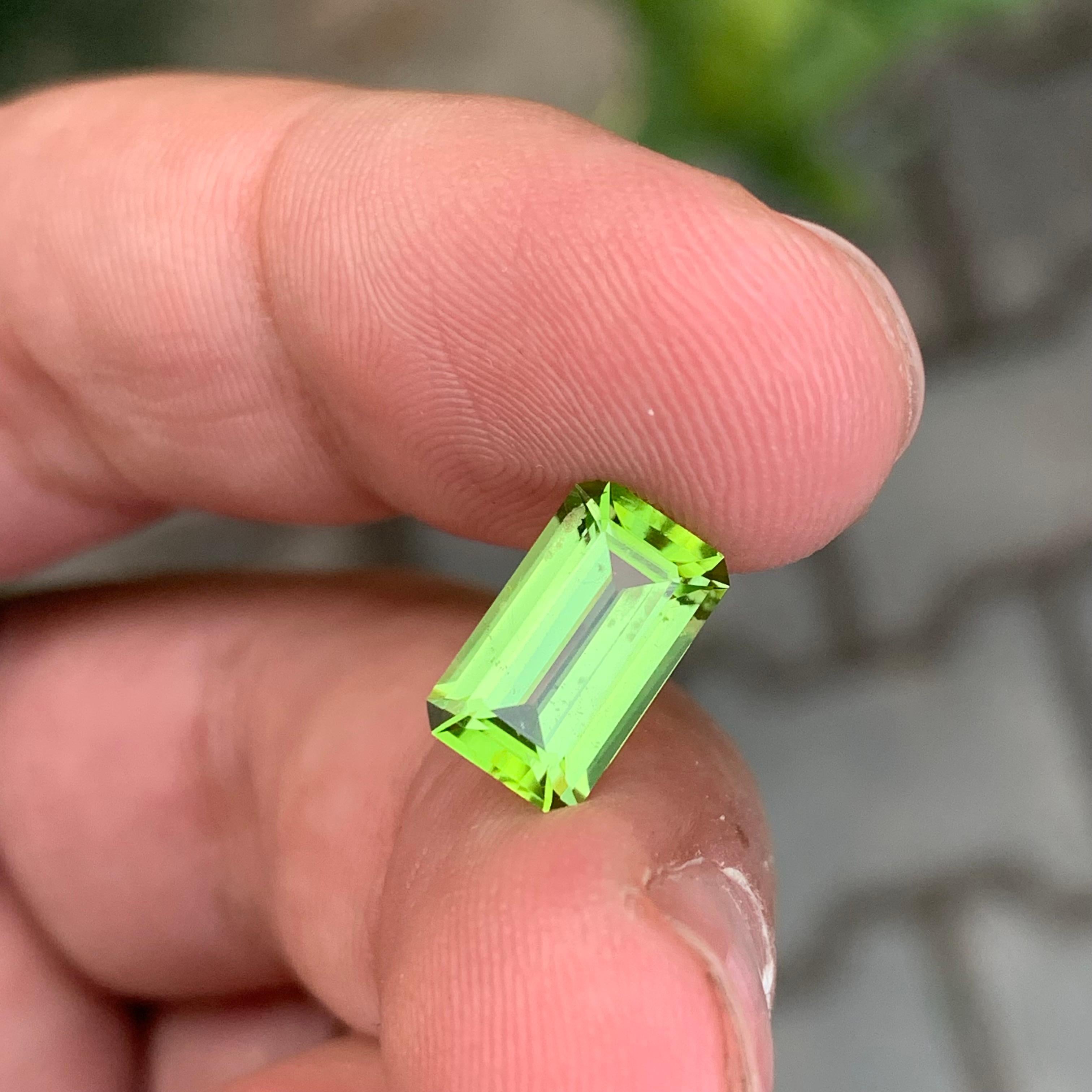 2.50 Karat natürlicher loser Peridot Smaragd Form Edelstein im Angebot 1