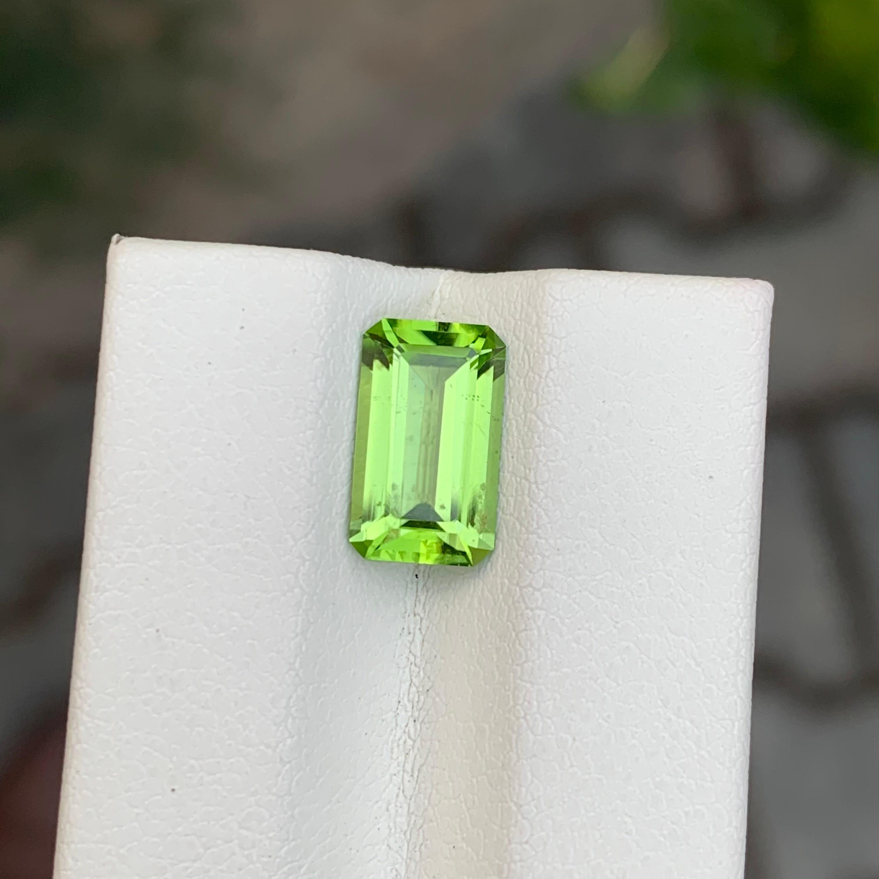 2.50 Karat natürlicher loser Peridot Smaragd Form Edelstein im Angebot 2