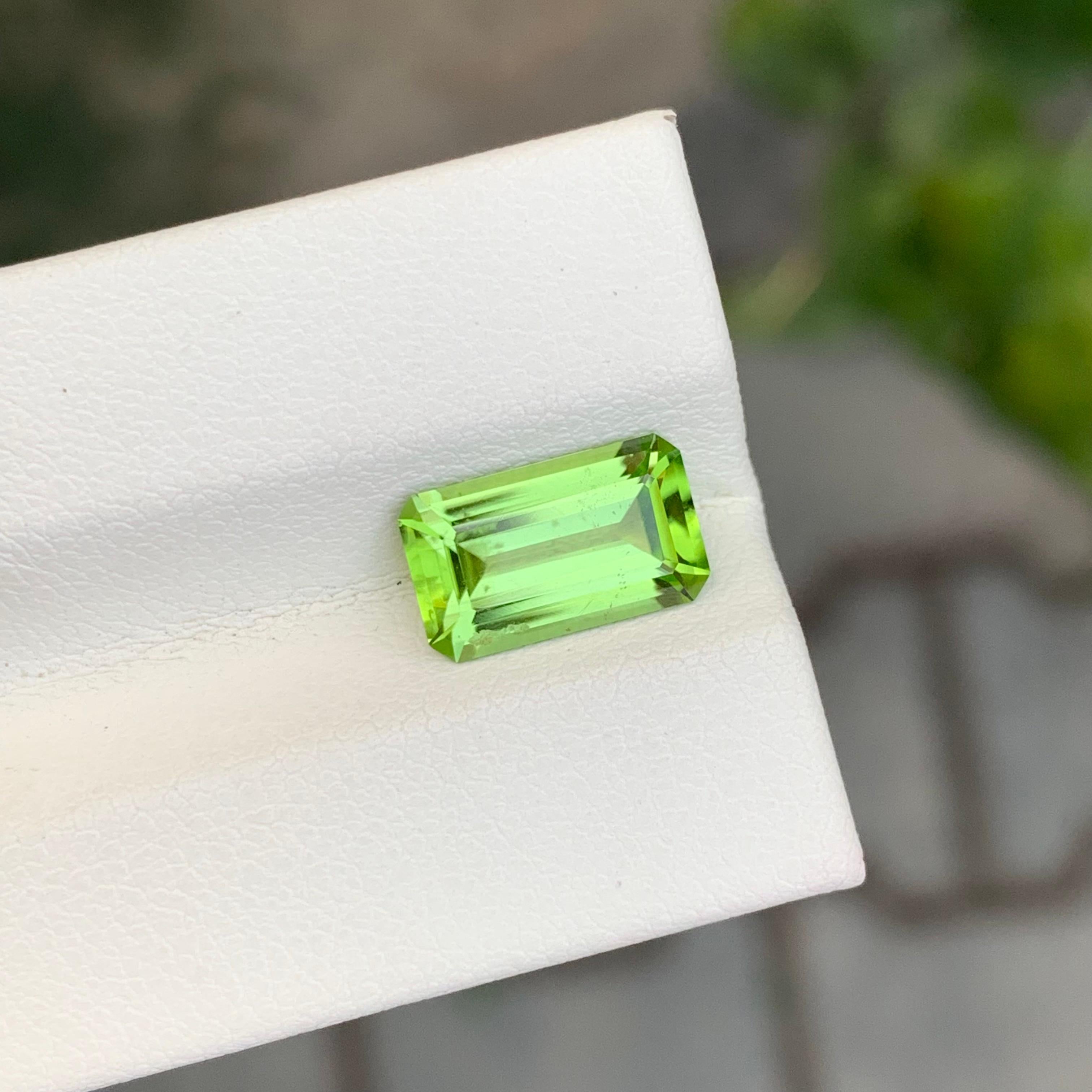 2.50 Karat natürlicher loser Peridot Smaragd Form Edelstein im Angebot 3