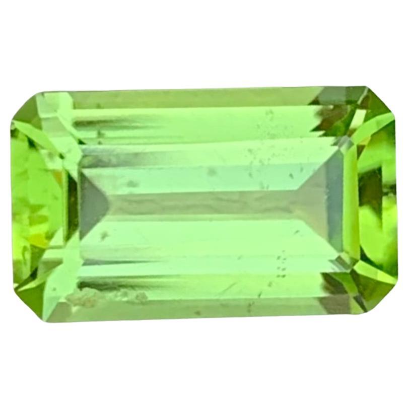 Gema suelta de peridoto natural de 2.50 quilates en forma de esmeralda