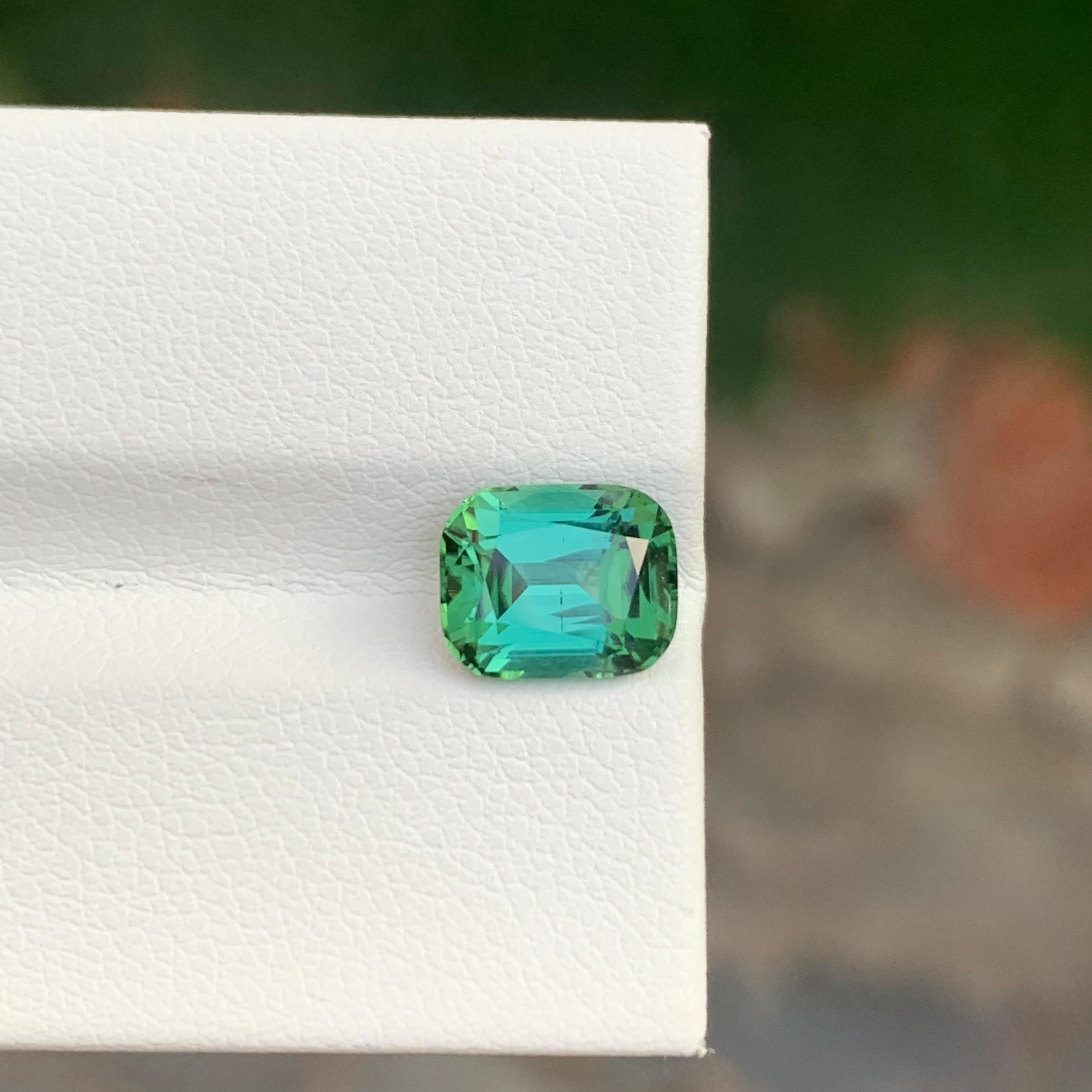 Gema natural suelta de 2,50 quilates de turmalina verde azulada en forma de cojín en venta 1