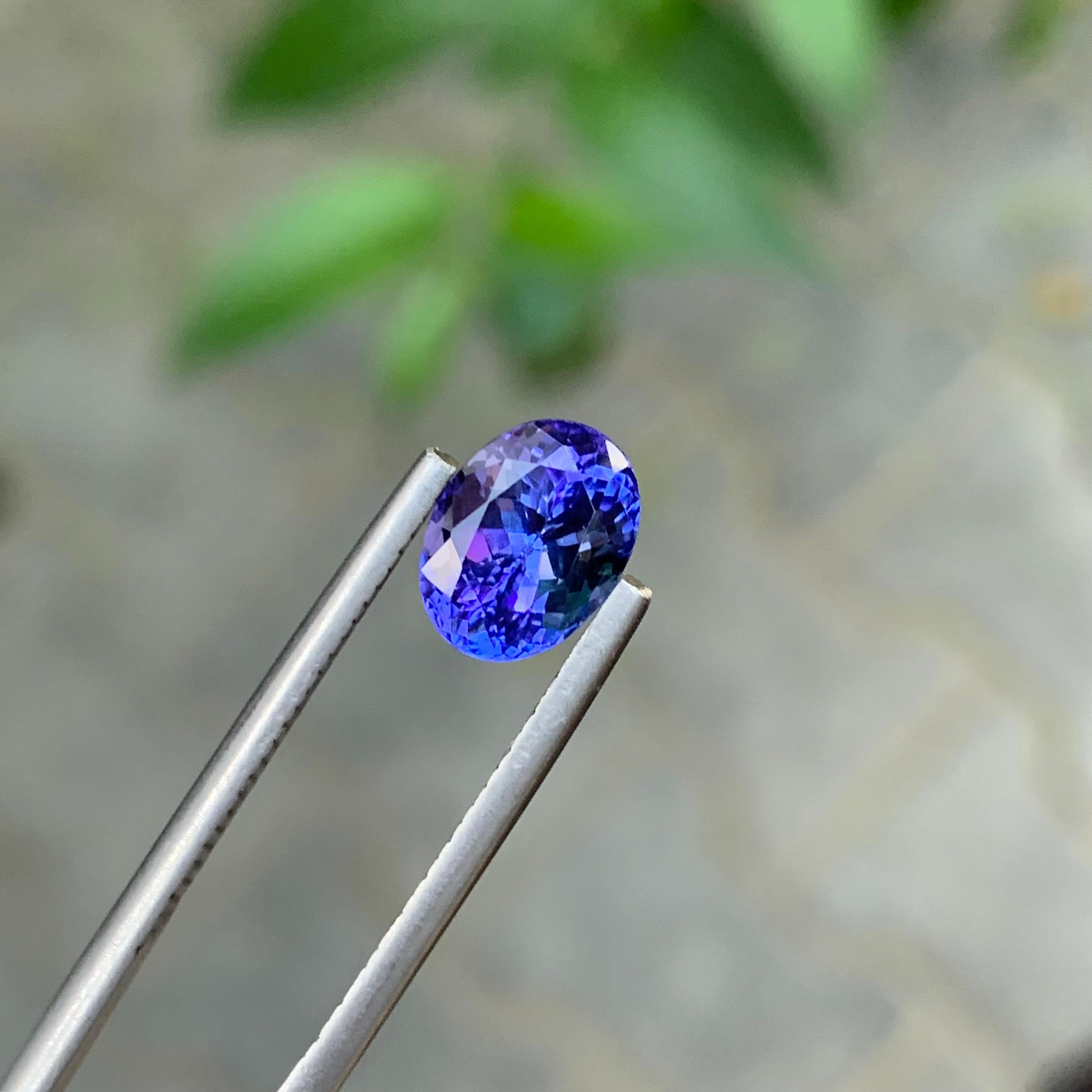 Tanzanita facetada 

Peso: 2,50 quilates
Dimensiones: 9 x 6,7 x 5,9 Mm 
Forma: Oval 
Cortar: Princesa
Color: morado
Certificado: A petición
.
Dureza. La Tanzanita es una piedra ligeramente blanda en comparación con la Amatista. Si se mide en la