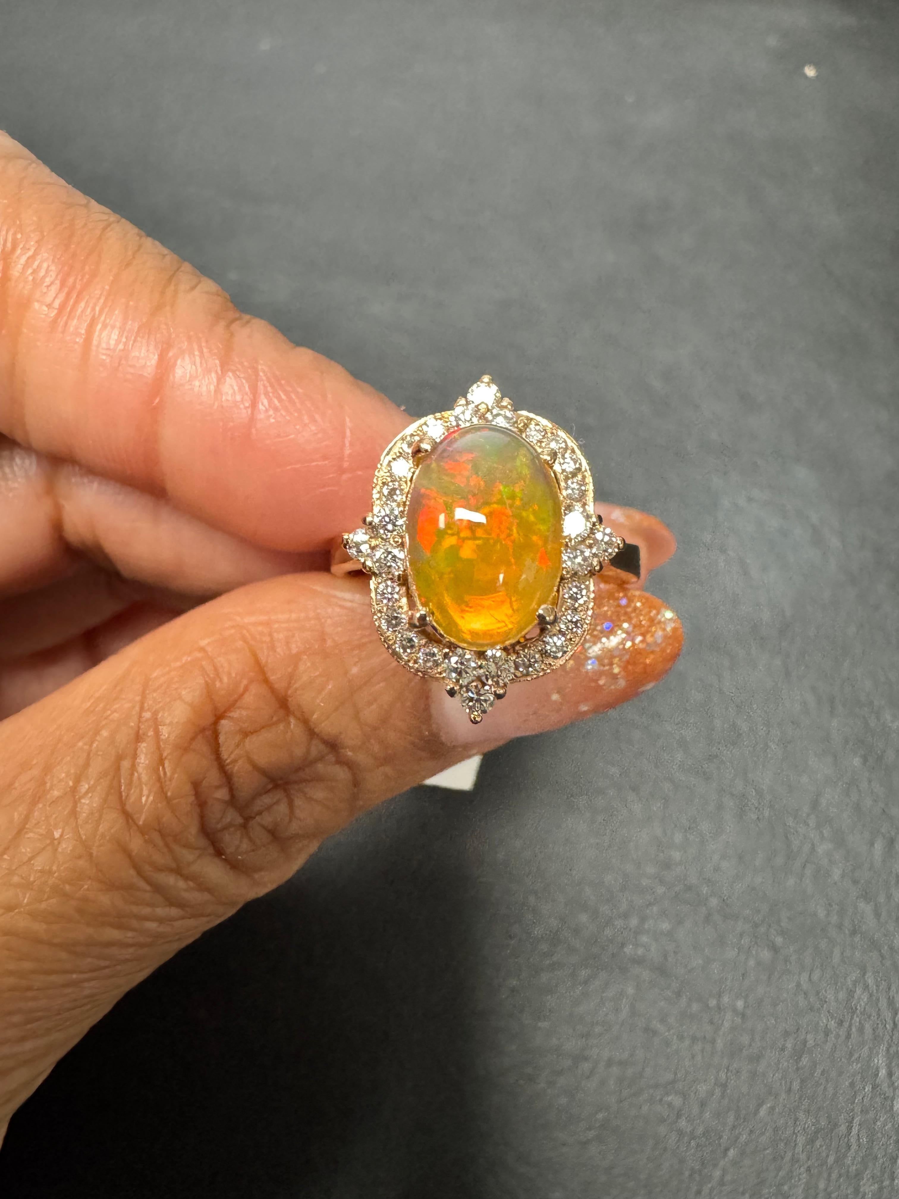 Bague en or jaune 2,50 carats opale naturelle diamant design antique en vente 4