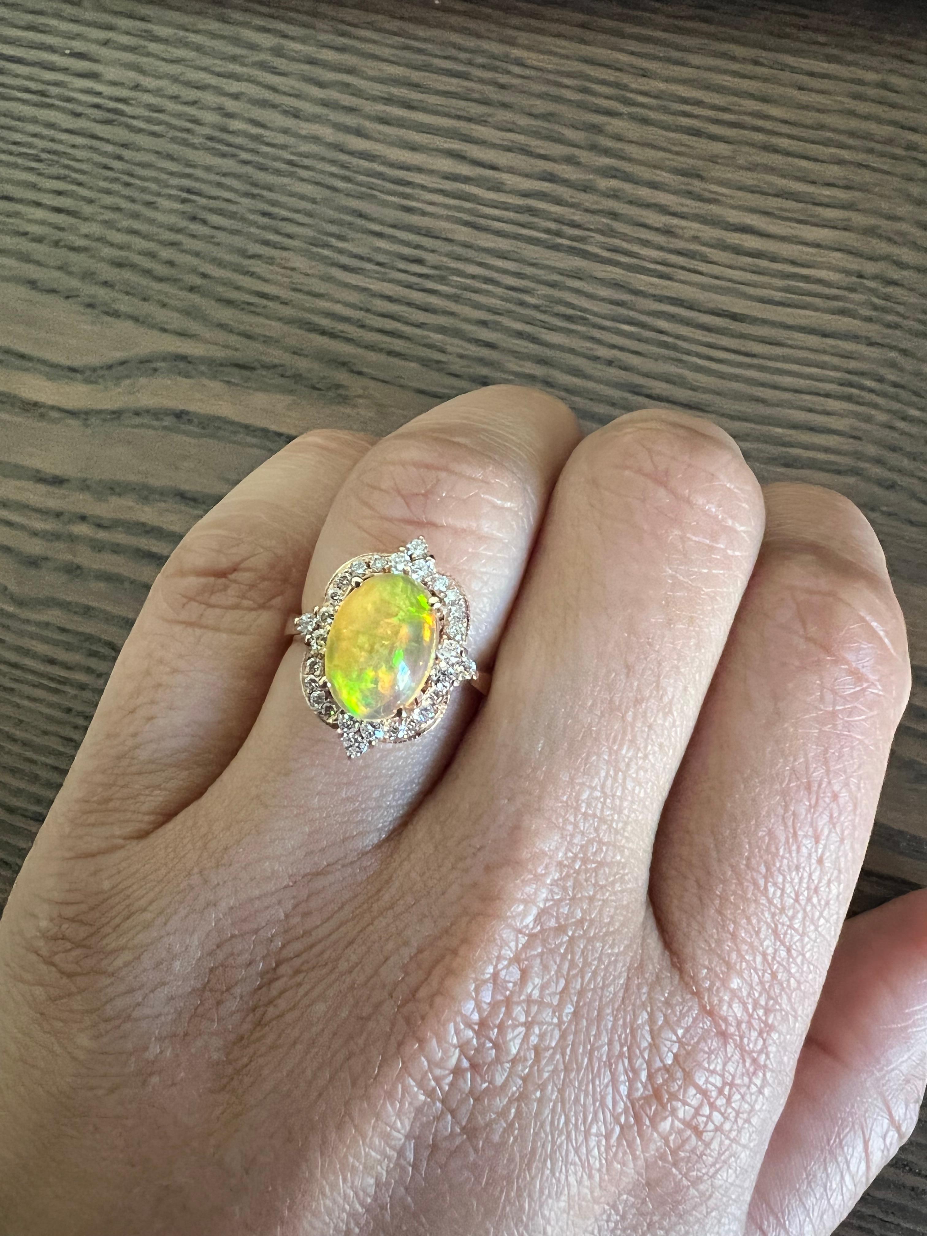 Taille ovale Bague en or jaune 2,50 carats opale naturelle diamant design antique en vente