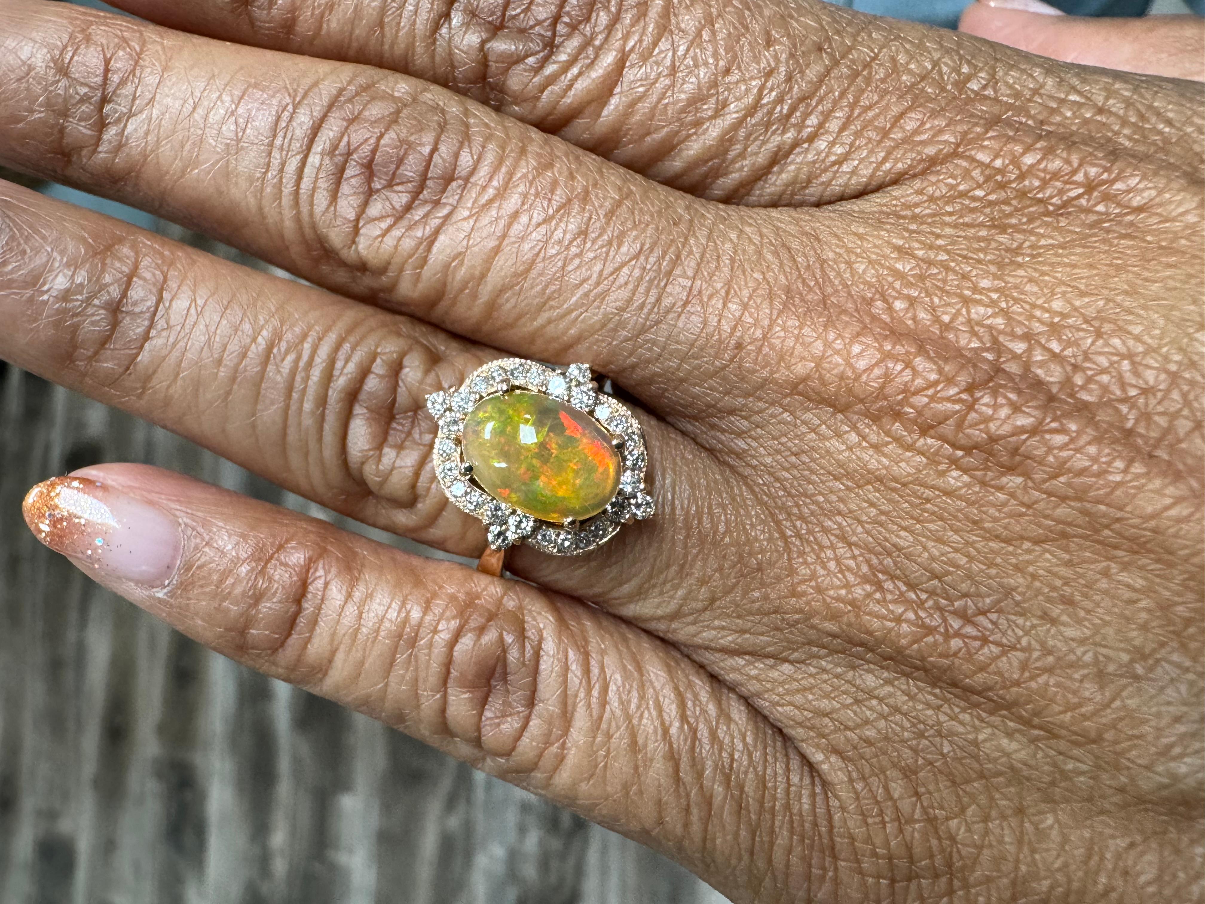 Bague en or jaune 2,50 carats opale naturelle diamant design antique Pour femmes en vente