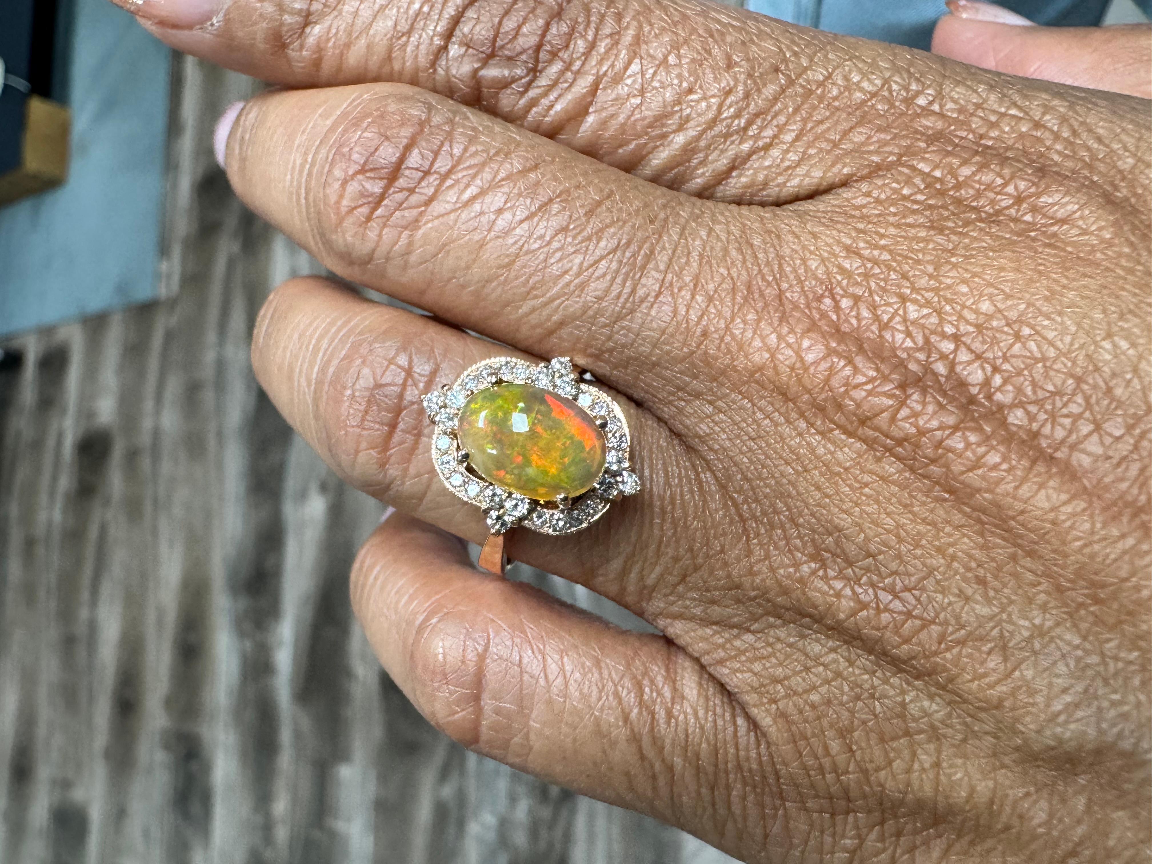 Bague en or jaune 2,50 carats opale naturelle diamant design antique en vente 1