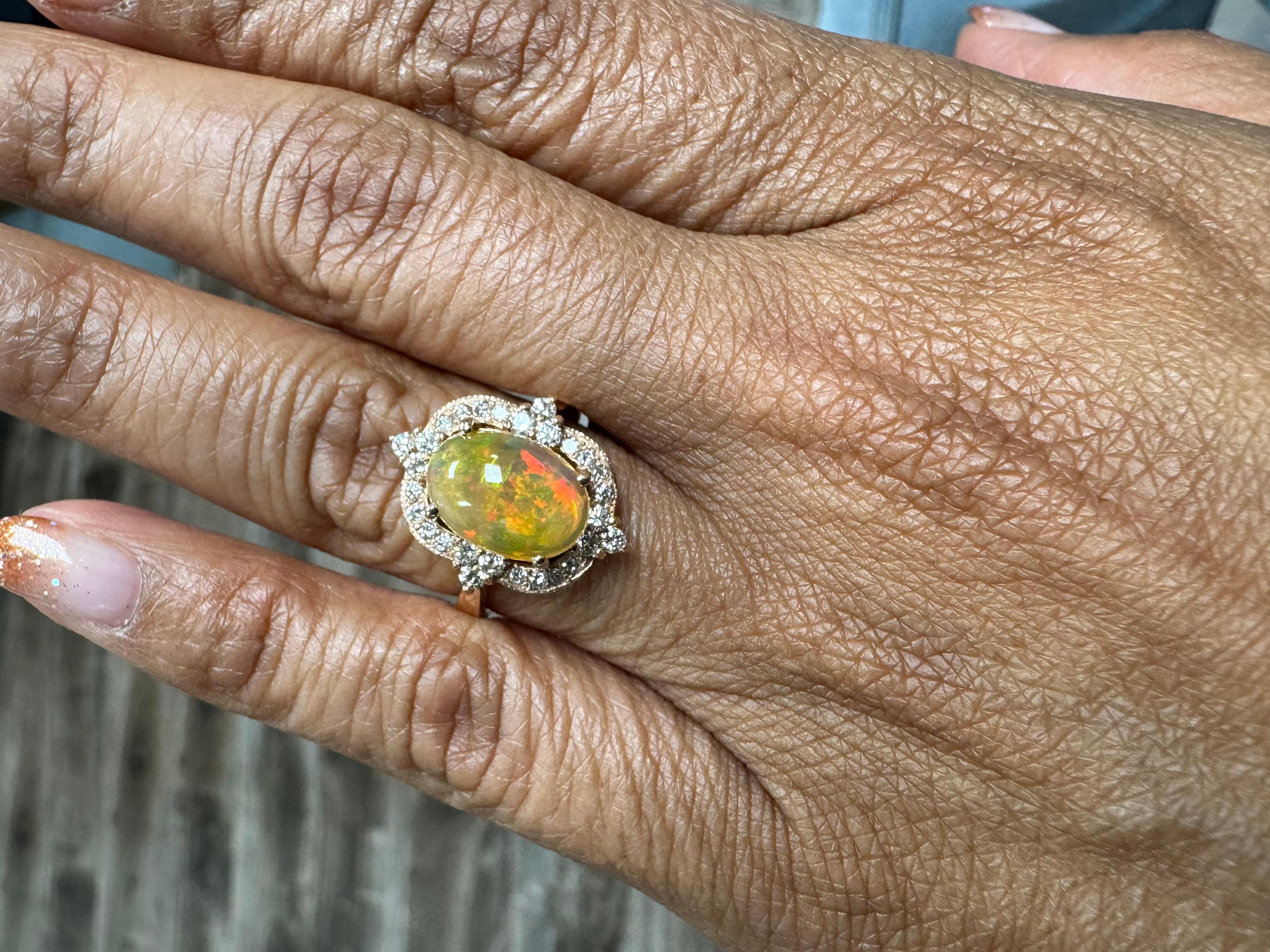 Bague en or jaune 2,50 carats opale naturelle diamant design antique en vente 2