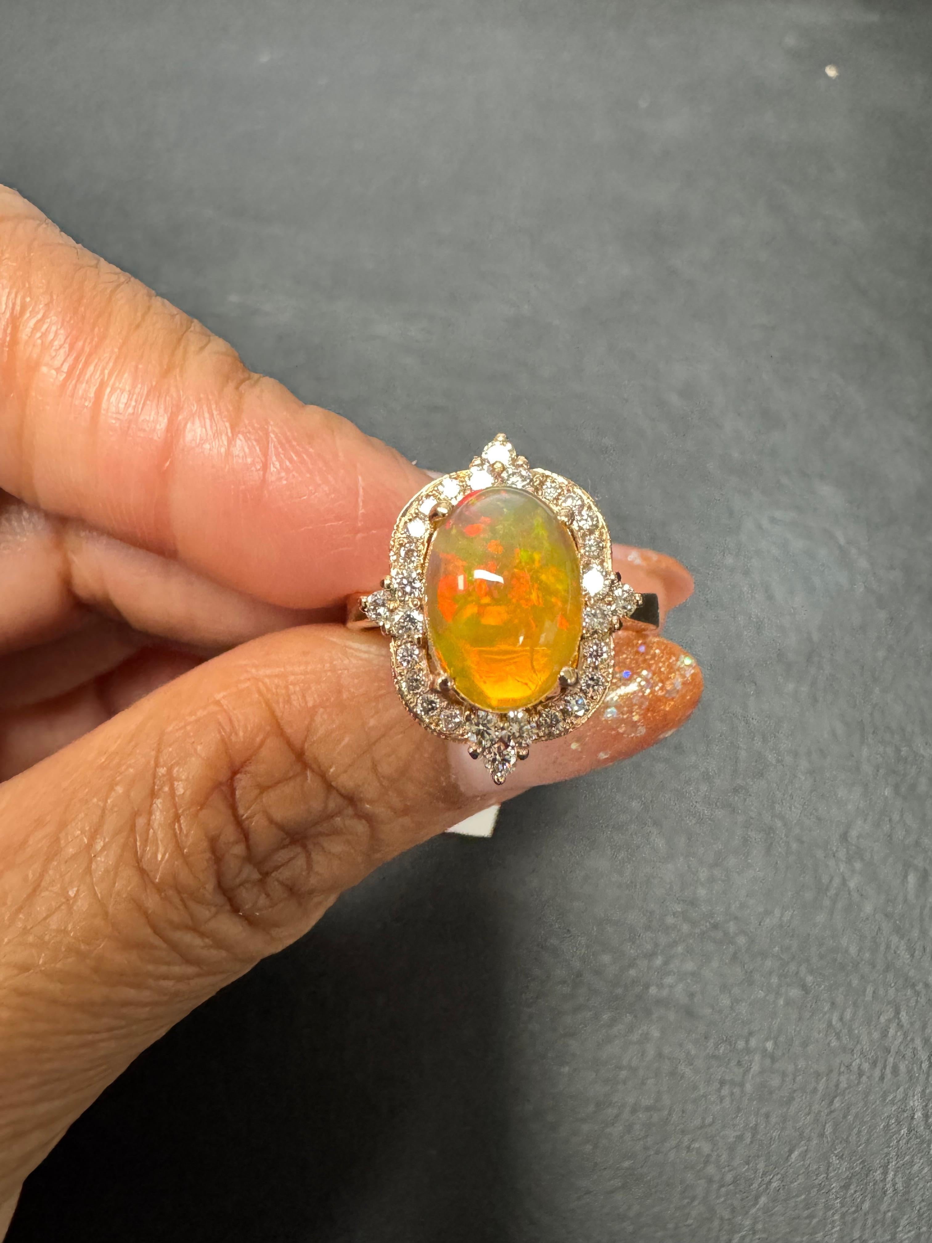 Bague en or jaune 2,50 carats opale naturelle diamant design antique en vente 3