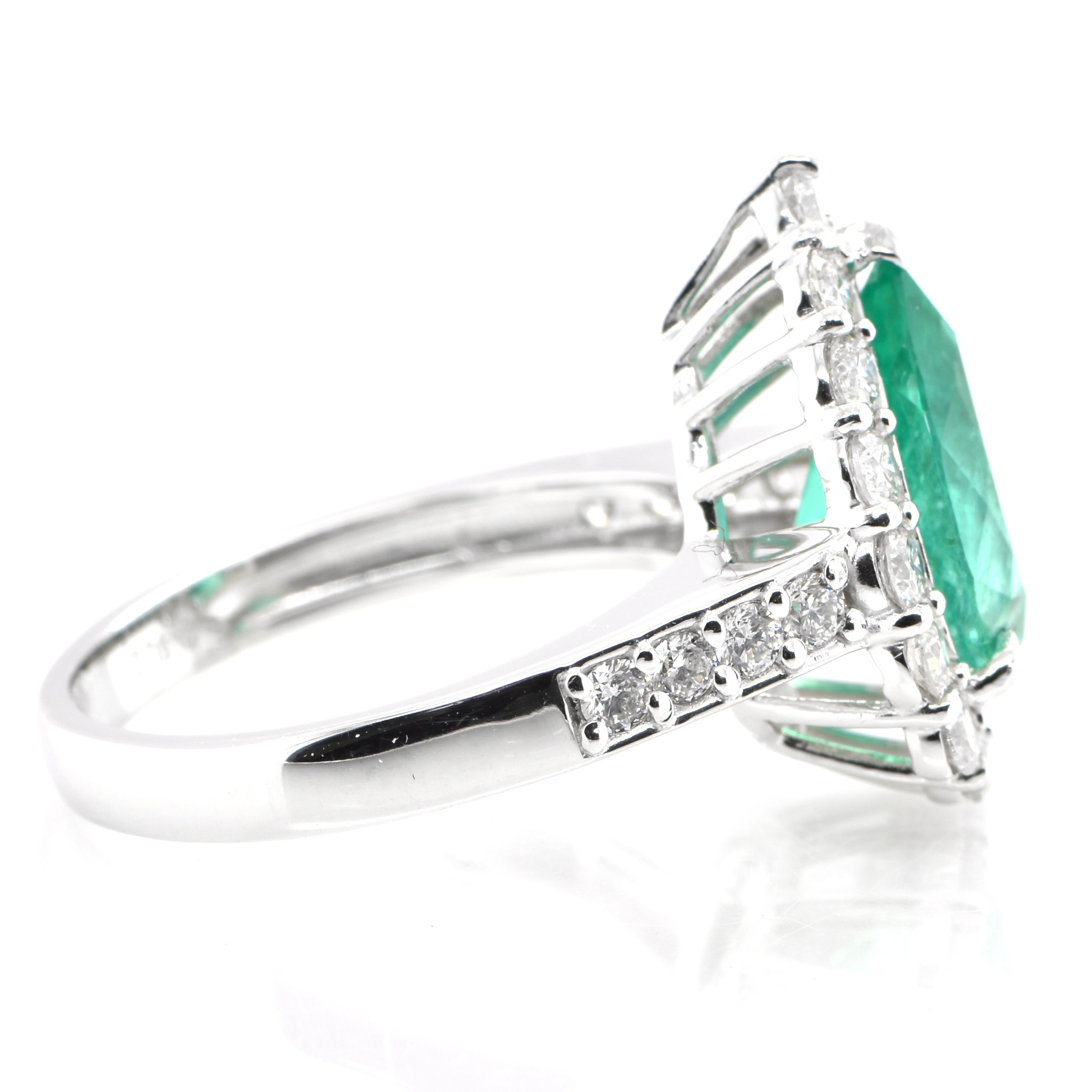 2.50 Carat Natural Pear-Cut Emerald and Diamond Ring Set in Platinum In New Condition In Tokyo, JP