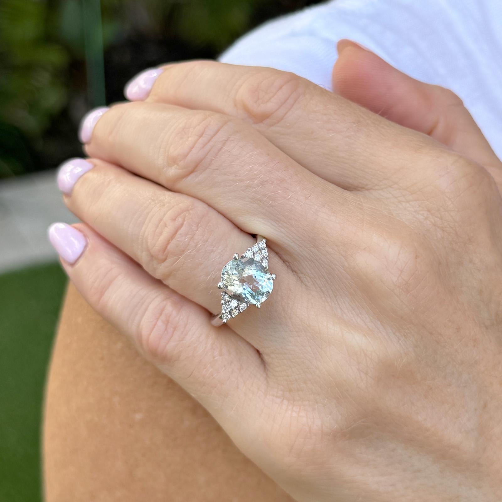 2,50 Karat Oval Aquamarin Diamant 14 Karat Weißgold Vintage Cocktail Ring (Ovalschliff) im Angebot