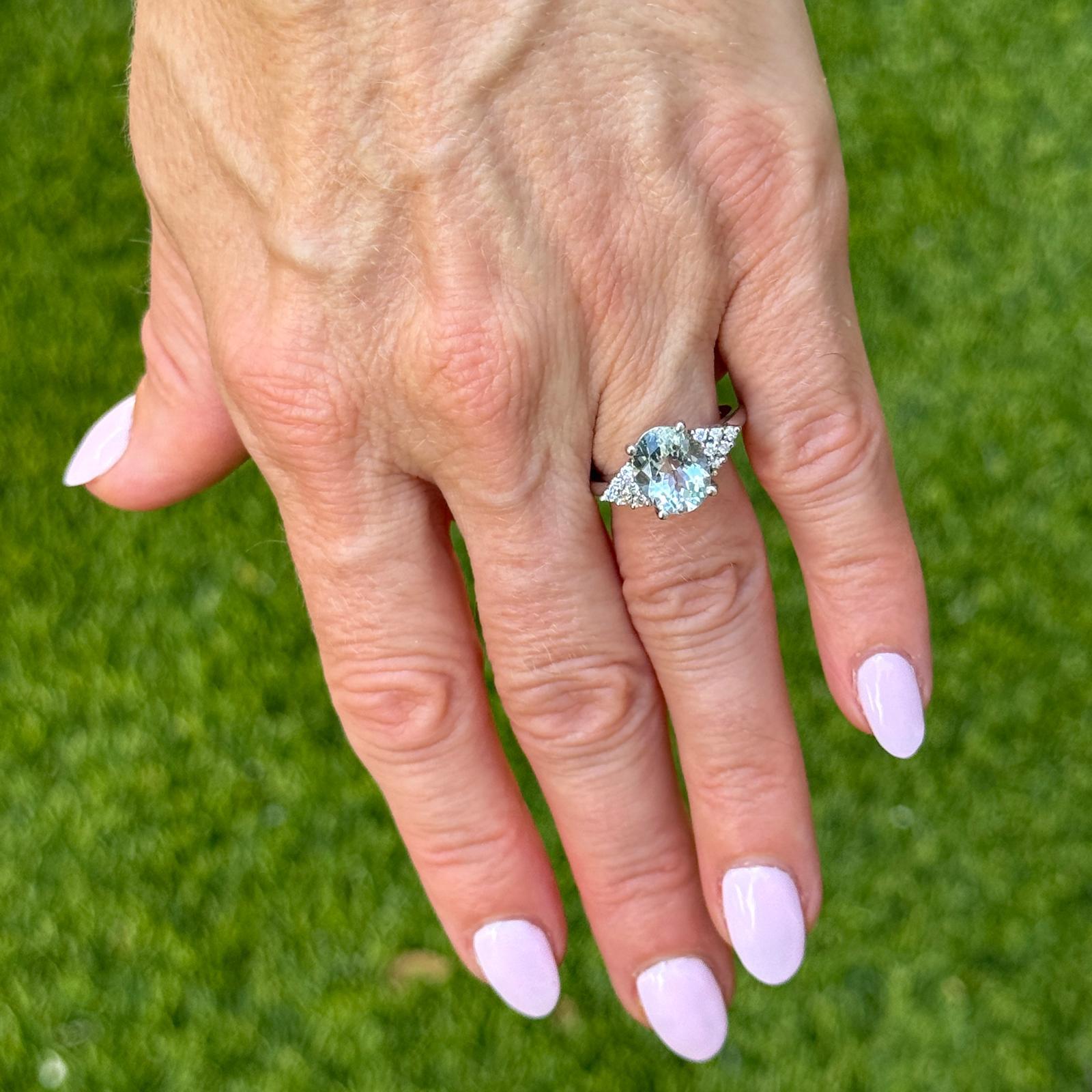 2,50 Karat Oval Aquamarin Diamant 14 Karat Weißgold Vintage Cocktail Ring Damen im Angebot