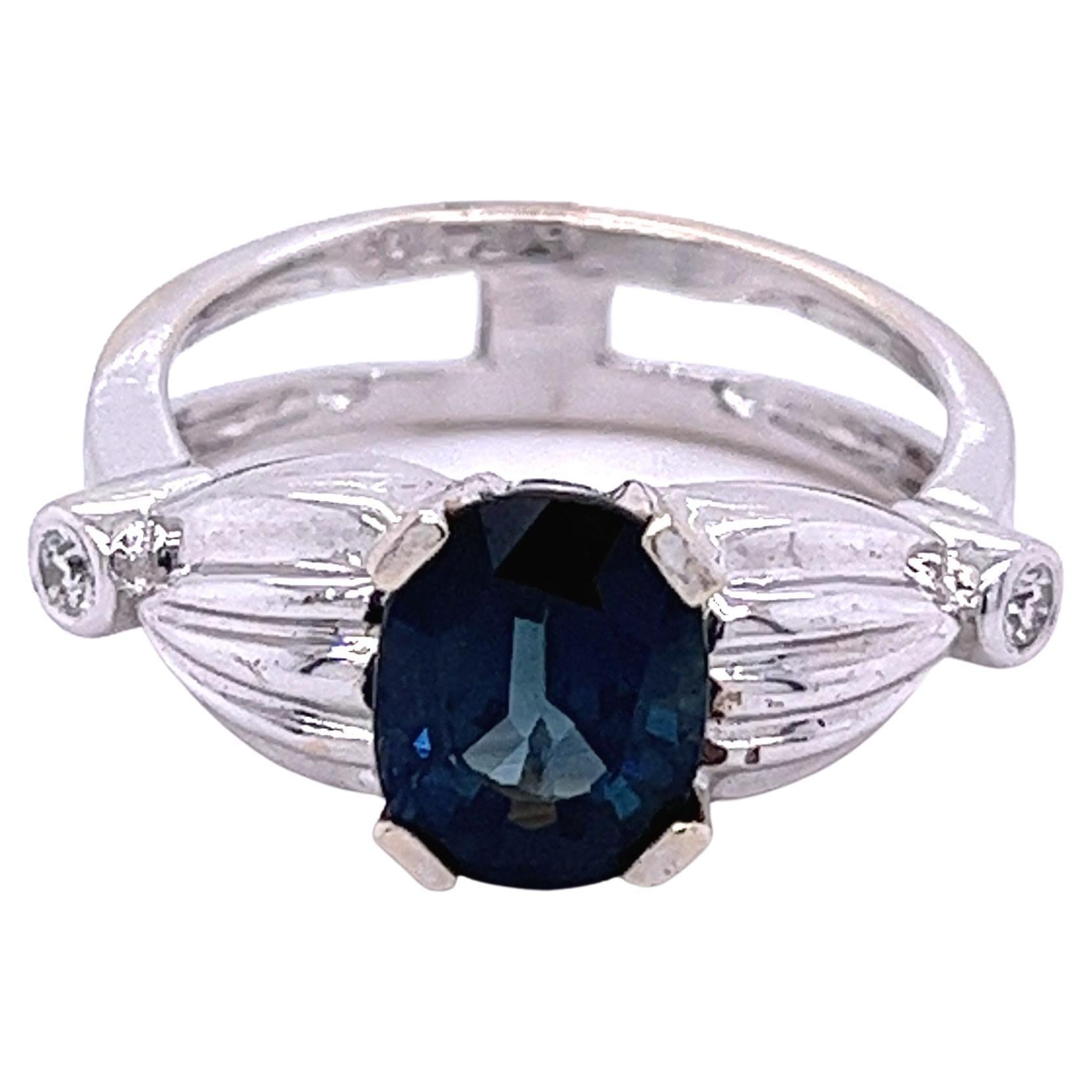 Bague ouverte fendue avec tige fendue en or blanc 14 carats et saphir bleu taille ovale de 2,50 carats en vente