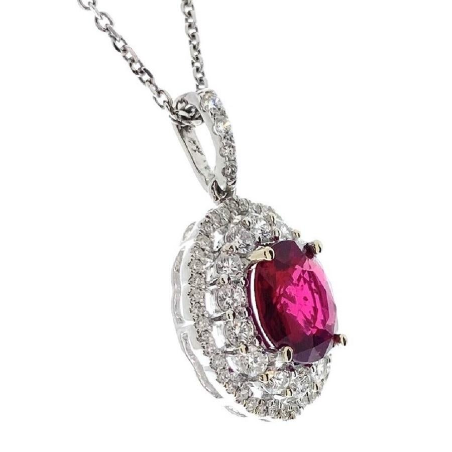 Este exquisito colgante presenta un impresionante rubí rojo de forma ovalada de 2,50 quilates, engastado en una preciosa montura de oro blanco de 18 quilates. El profundo y rico tono del rubí se complementa elegantemente con 60 diamantes redondos,