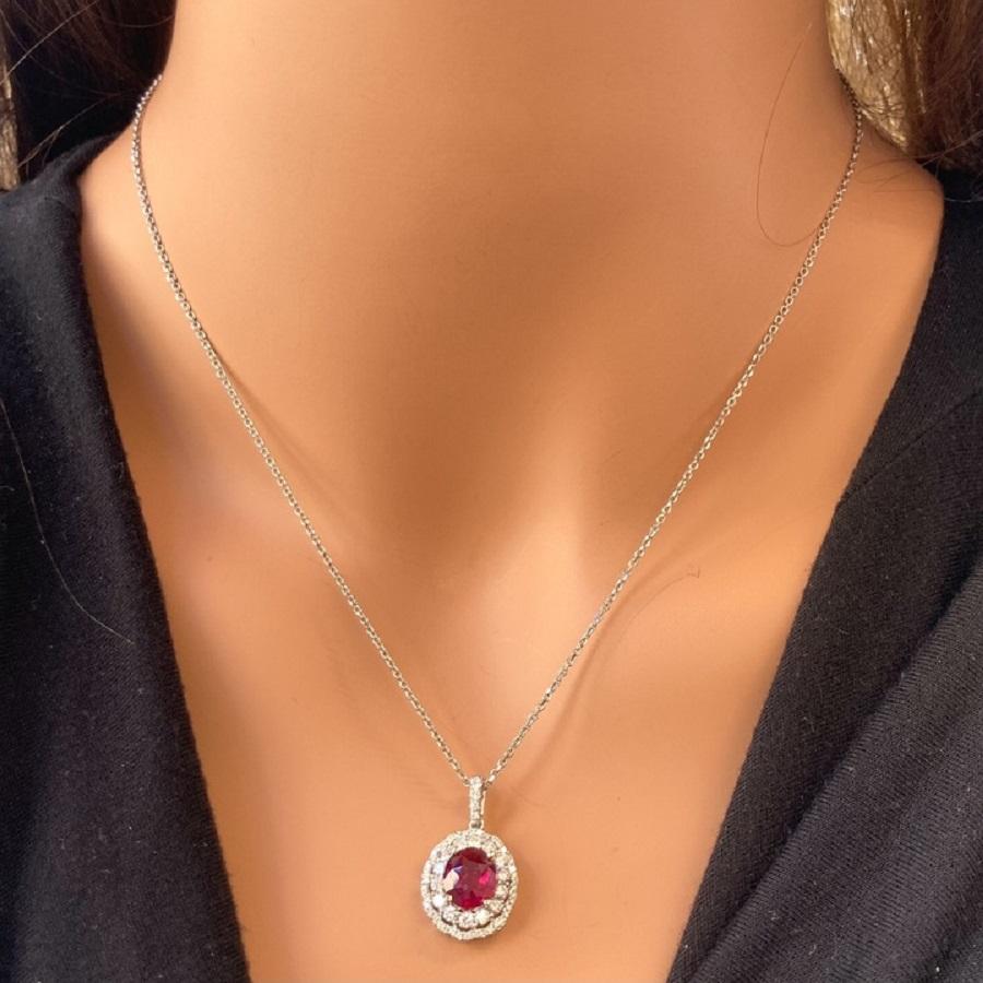 Colgante de rubí ovalado y diamantes de 2,50 quilates en oro blanco de 18 quilates Corte oval en venta