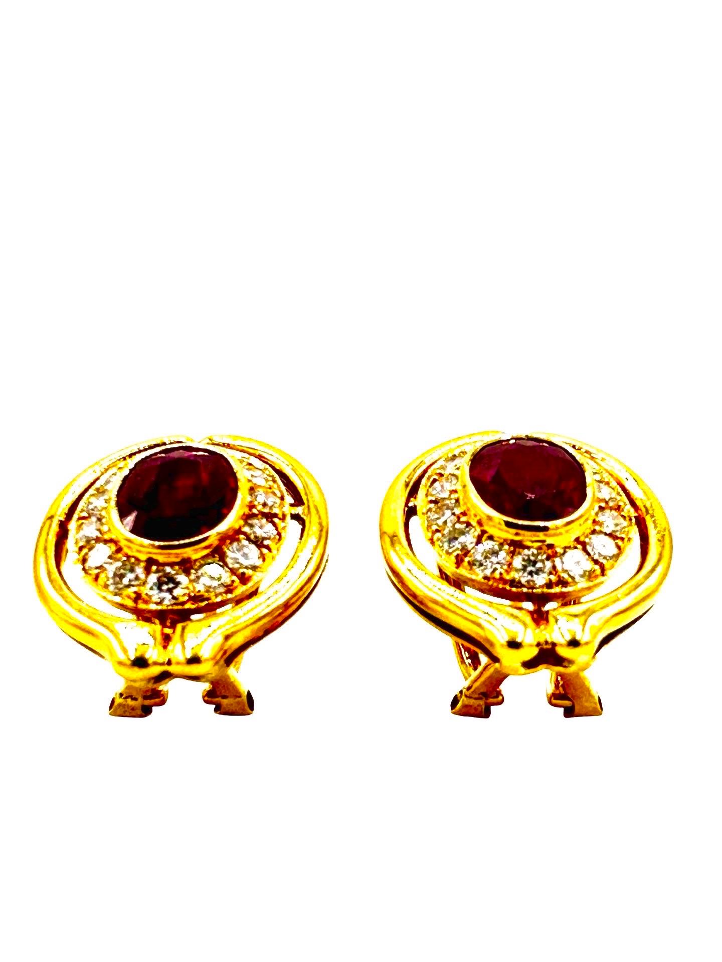 Ces superbes boucles d'oreilles allient élégance classique et couleurs vives, avec 2,50 carats de riches rubis thaïlandais taillés en ovale. Chaque rubis arbore une teinte cramoisie profonde, rayonnant de chaleur et de luxe. Les pierres centrales