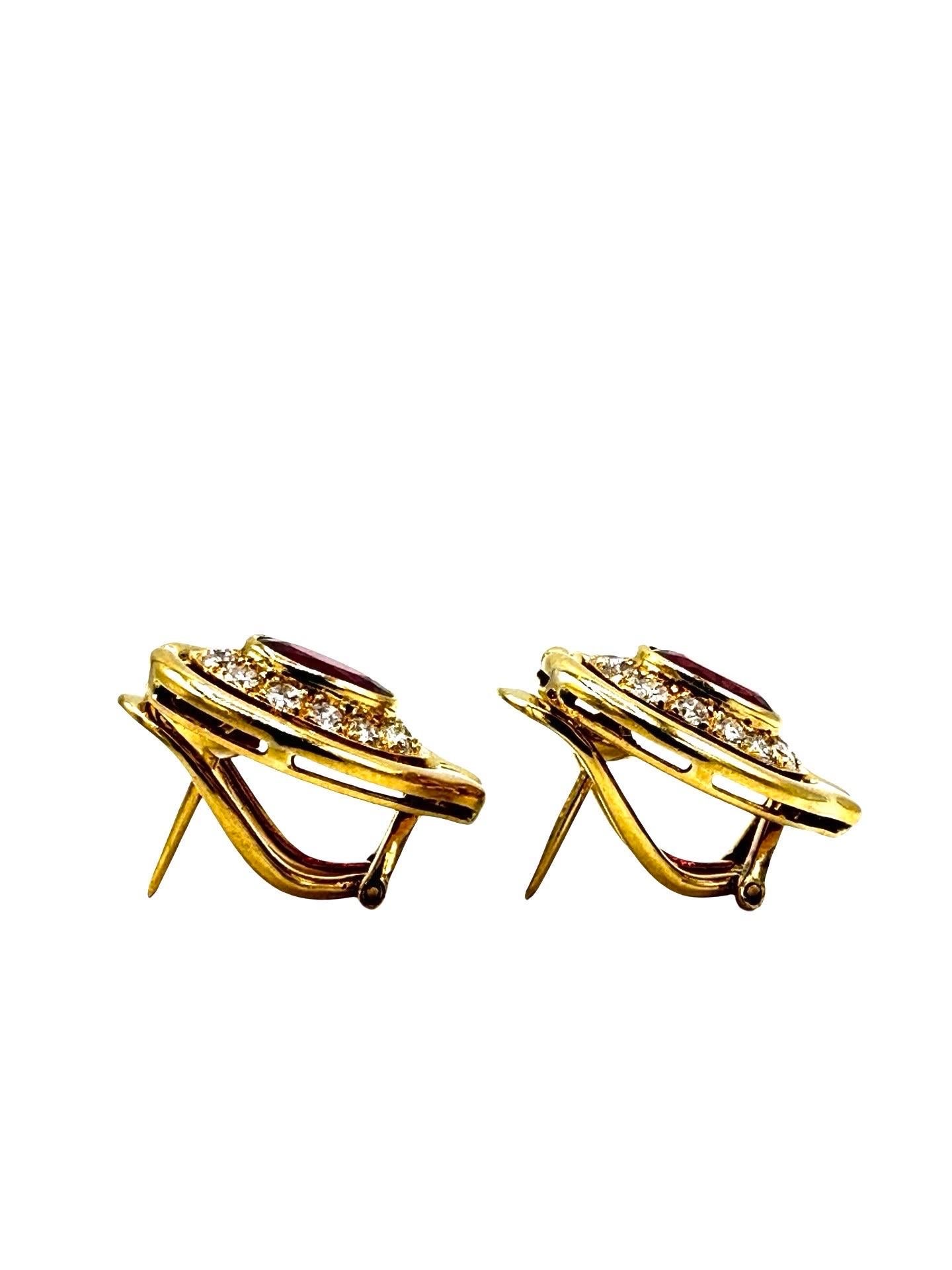 Taille ovale Boucles d'oreilles en or jaune 18K avec rubis thaïlandais ovale de 2,50 carats et diamants en vente