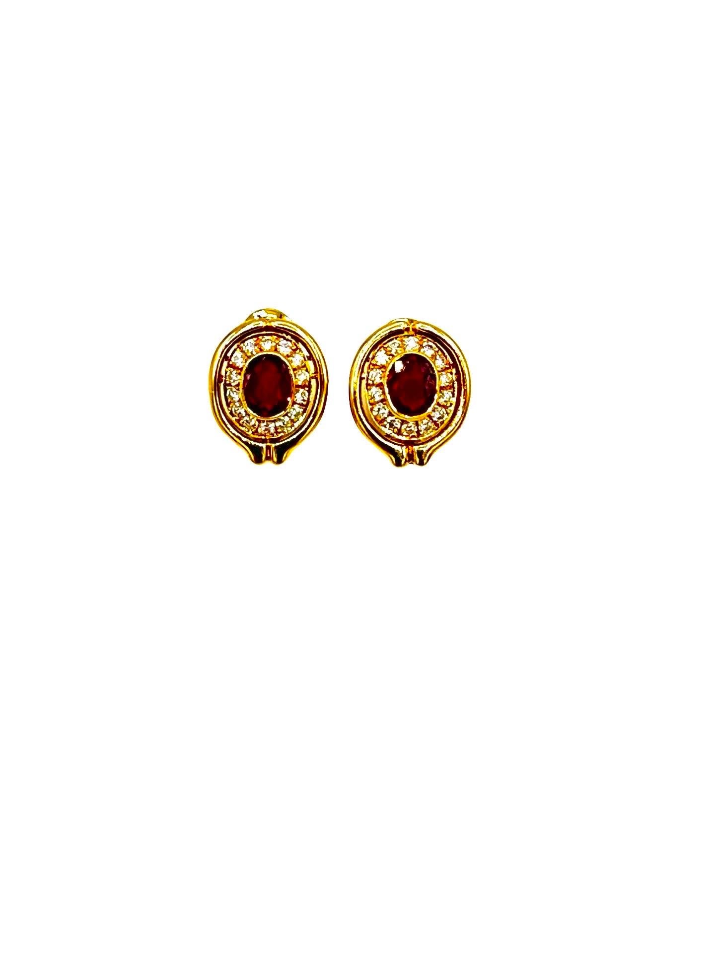 Boucles d'oreilles en or jaune 18K avec rubis thaïlandais ovale de 2,50 carats et diamants Excellent état - En vente à Chevy Chase, MD