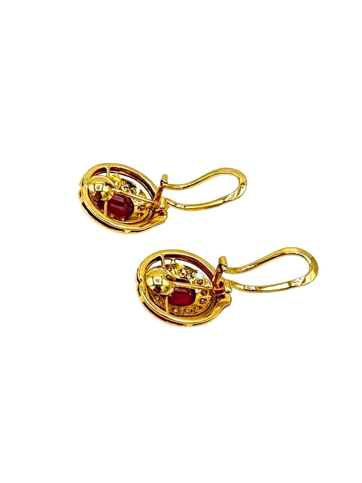 Boucles d'oreilles en or jaune 18K avec rubis thaïlandais ovale de 2,50 carats et diamants Unisexe en vente