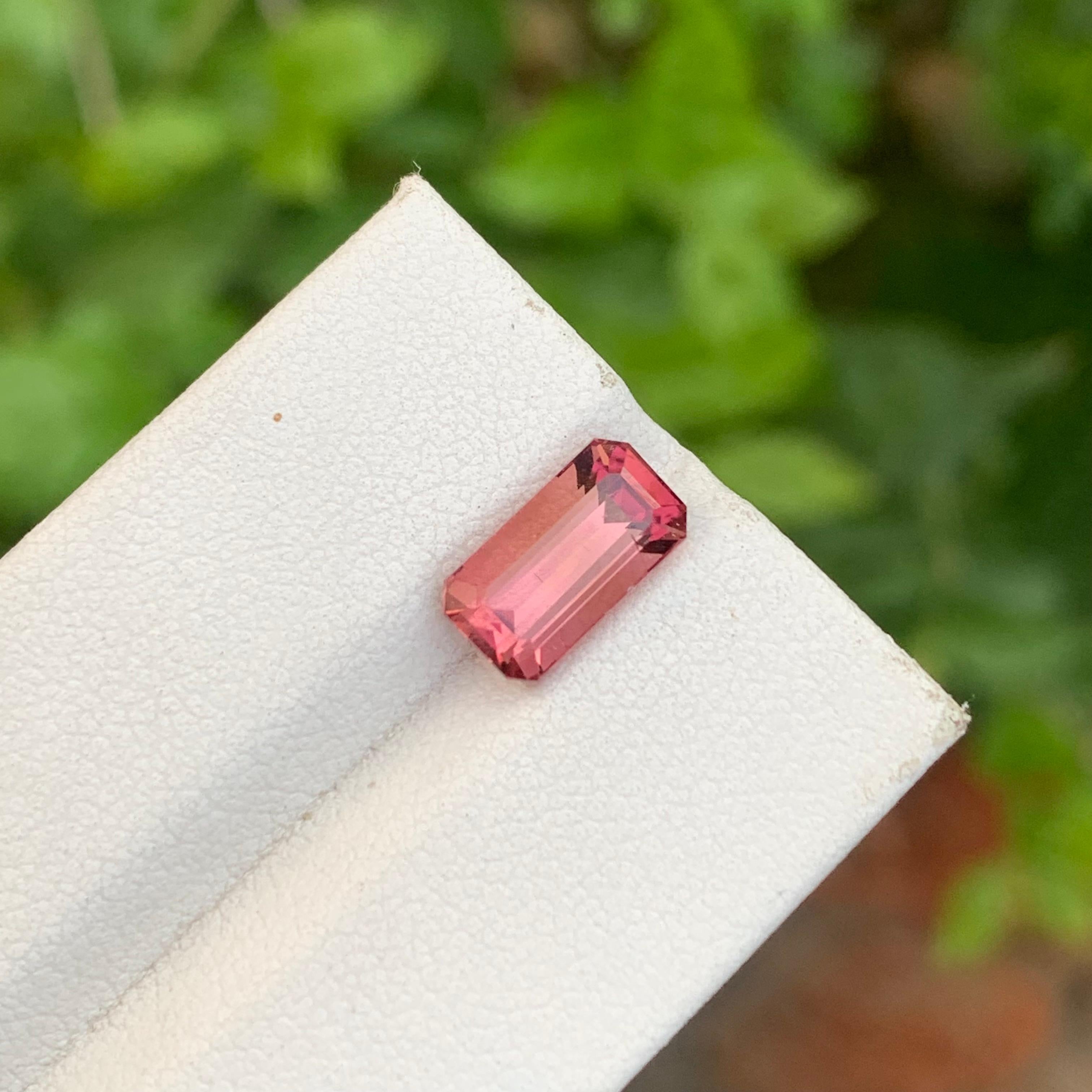 2,50 carati di bella tormalina rubellite sfusa a forma di smeraldo per anello in vendita 4
