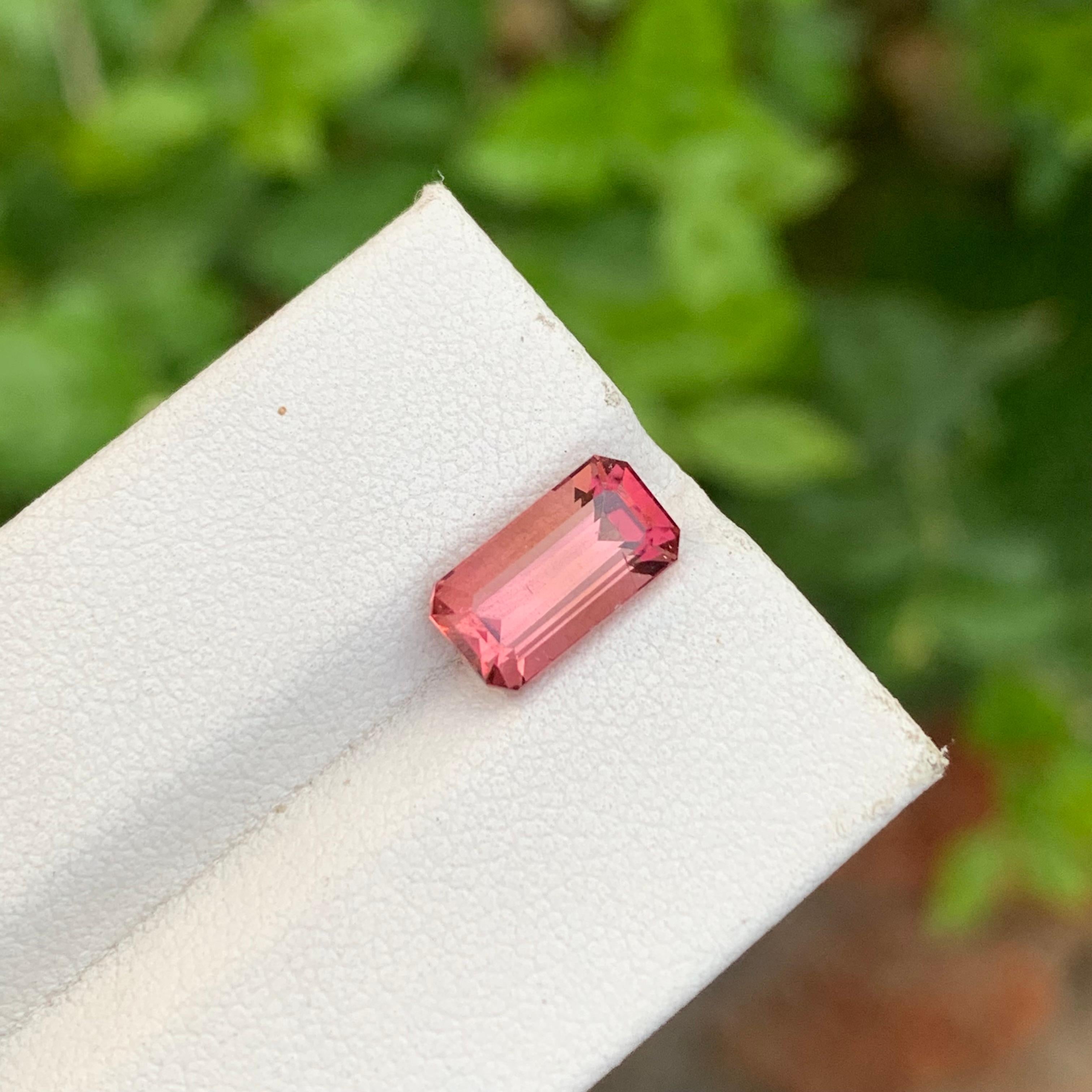 2,50 carati di bella tormalina rubellite sfusa a forma di smeraldo per anello in vendita 5