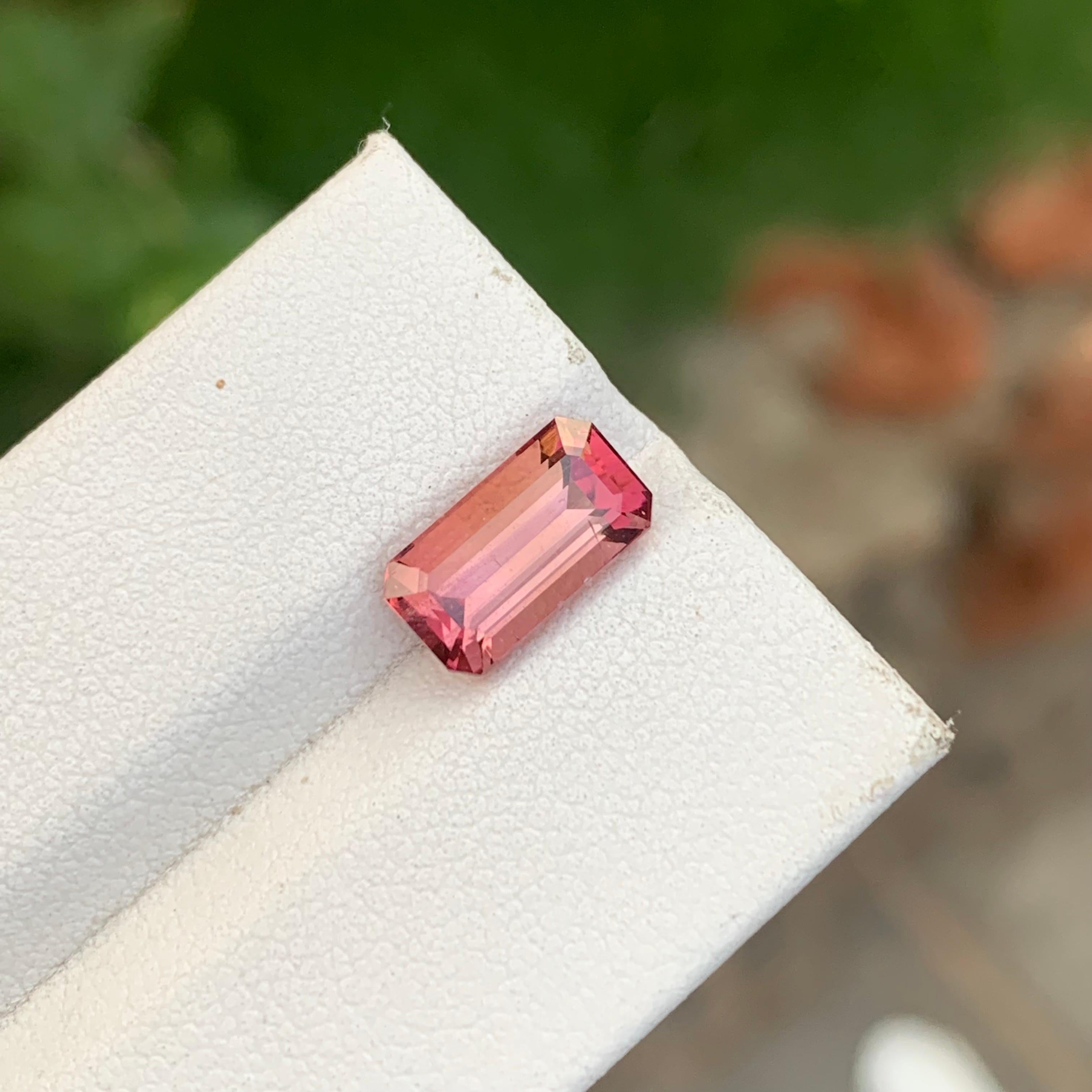 Arts and Crafts 2,50 carati di bella tormalina rubellite sfusa a forma di smeraldo per anello in vendita